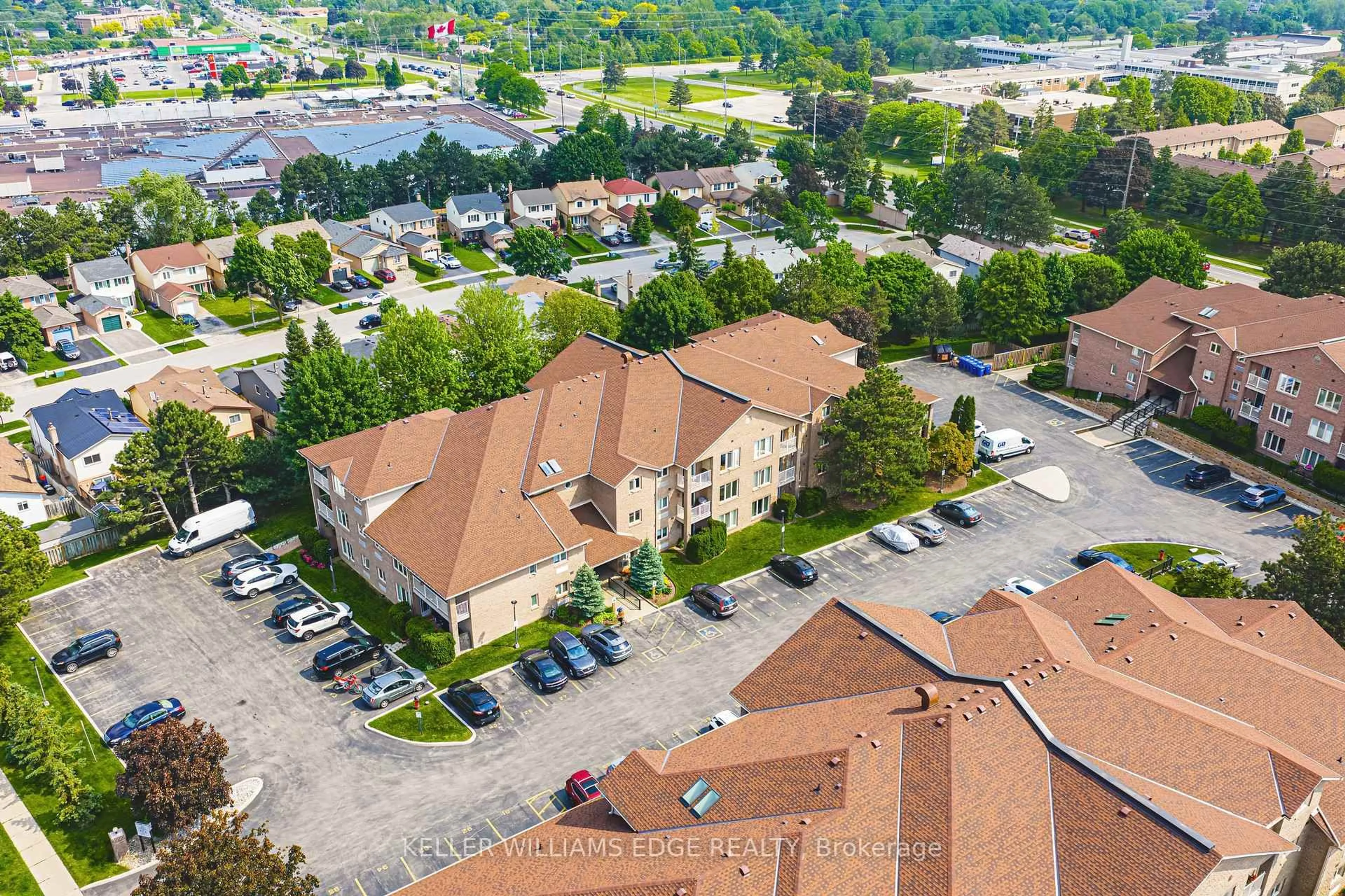A pic from outside/outdoor area/front of a property/back of a property/a pic from drone, mountain view for 3050 Pinemeadow Dr #30, Burlington Ontario L7M 3X5