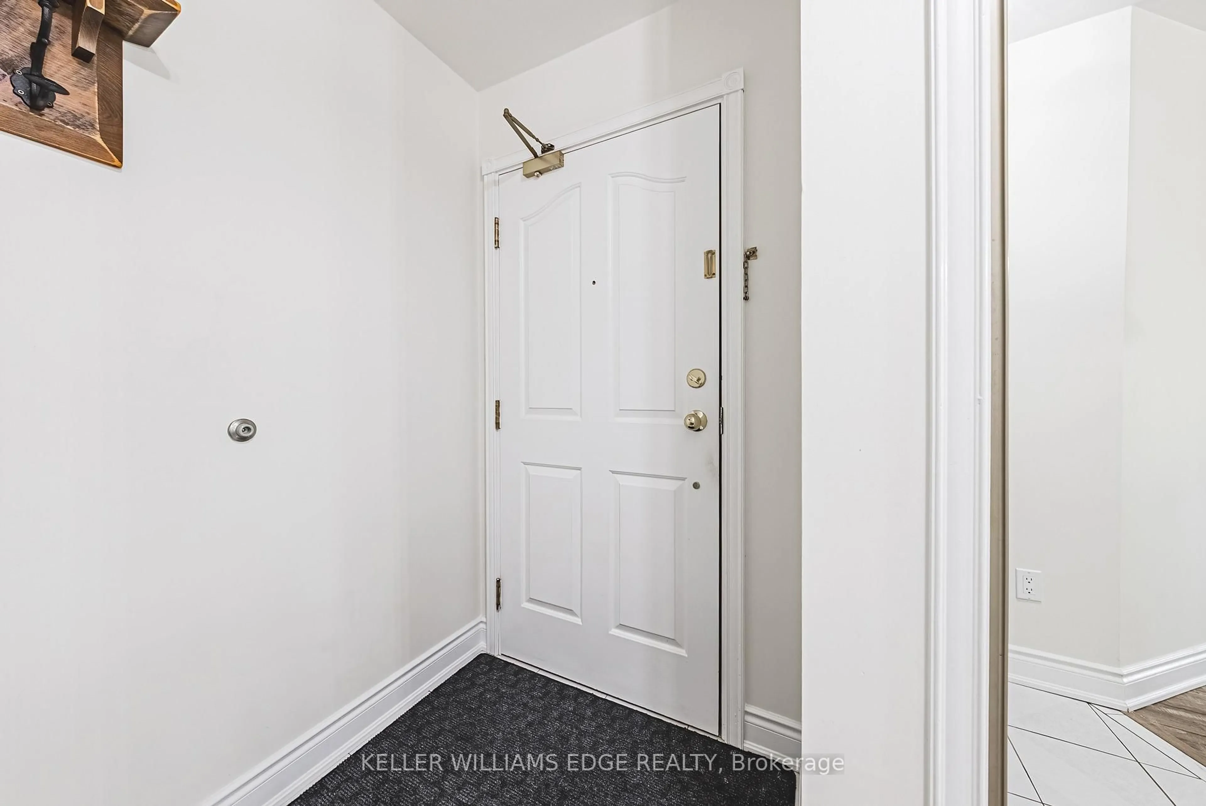 Indoor entryway for 3050 Pinemeadow Dr #30, Burlington Ontario L7M 3X5