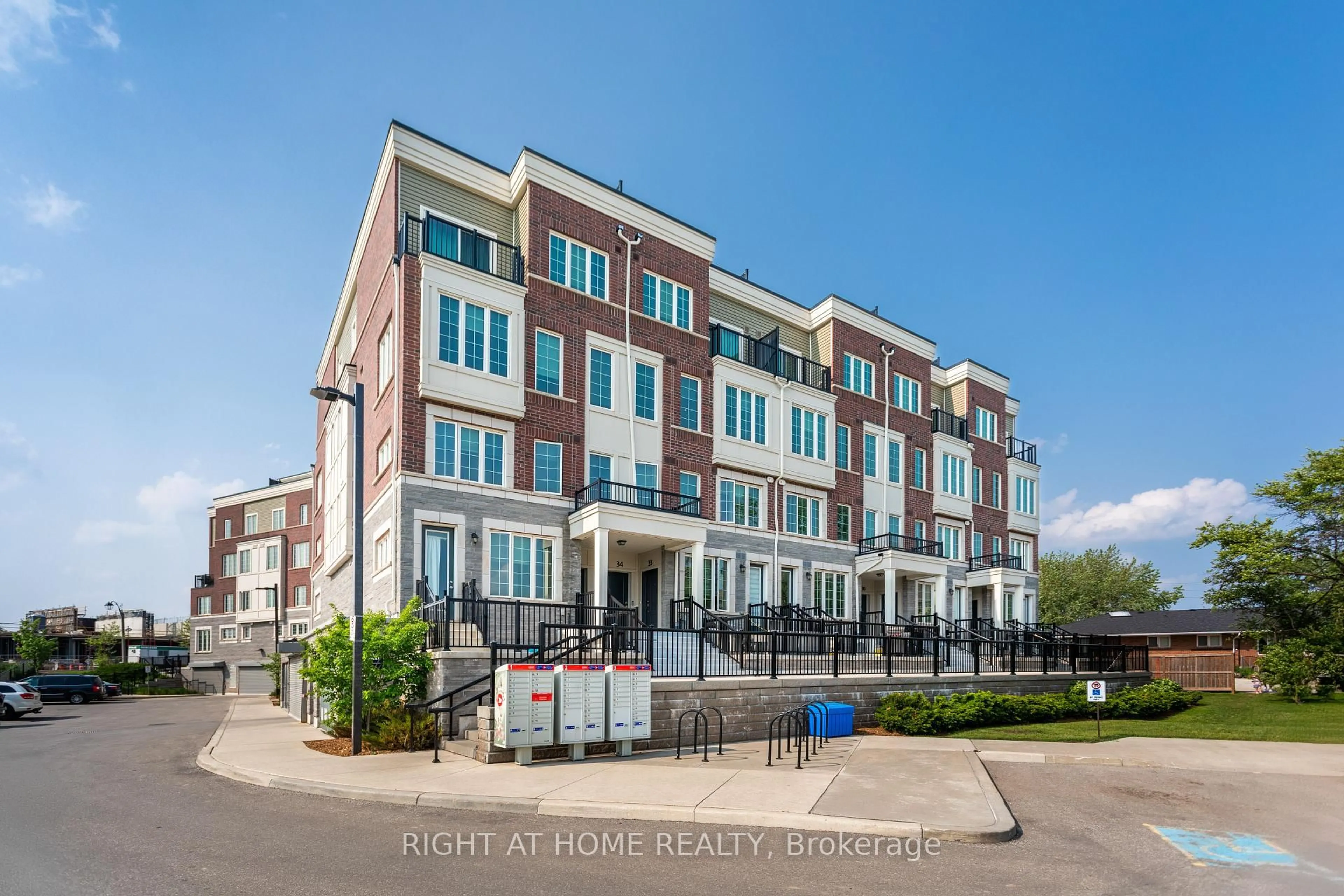 A pic from outside/outdoor area/front of a property/back of a property/a pic from drone, street for 2199 Lillykin St #32, Oakville Ontario L6H 0J7