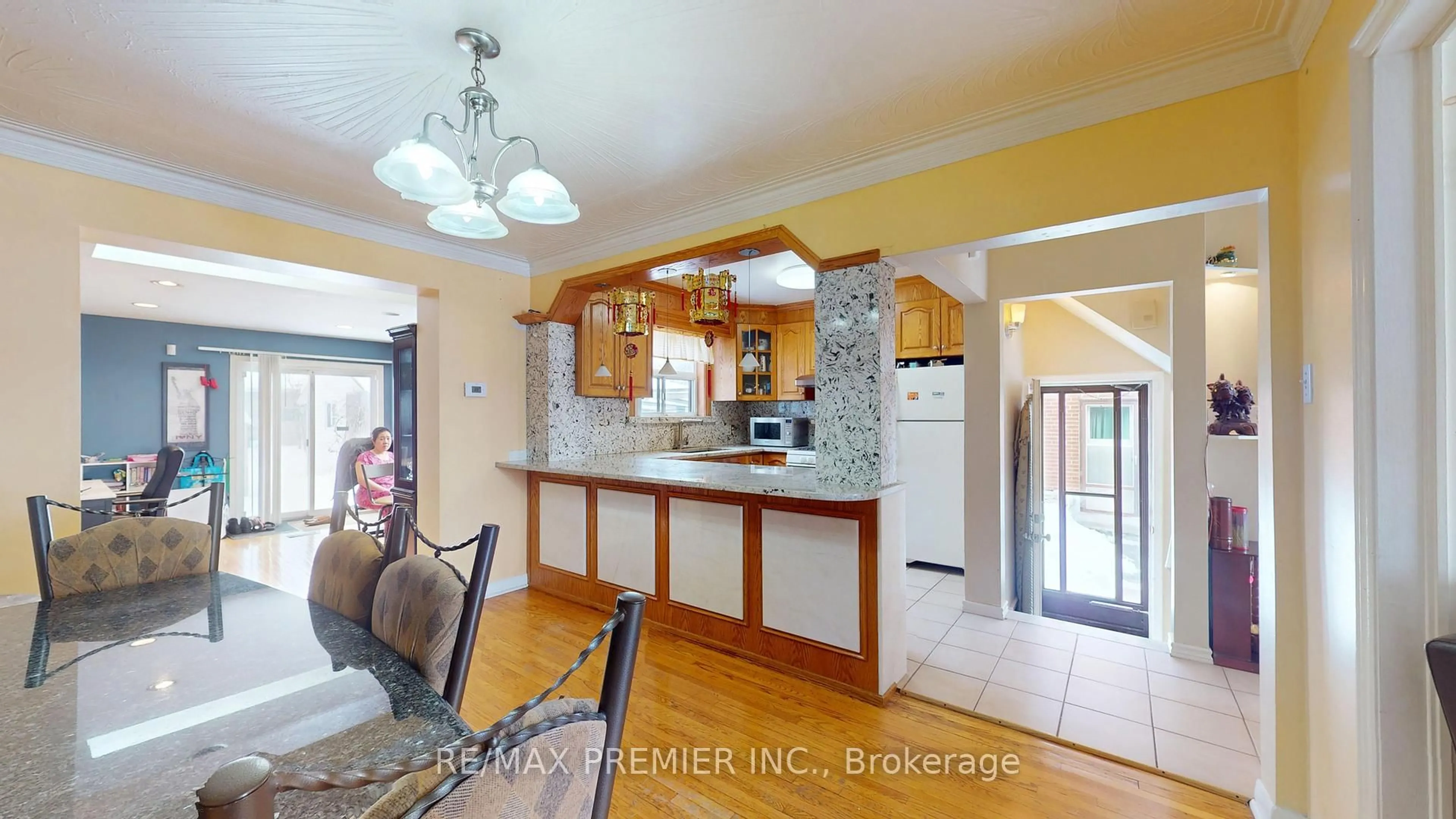 Open concept kitchen, ceramic/tile floor for 32 Marlington Cres, Toronto Ontario M3L 1K4