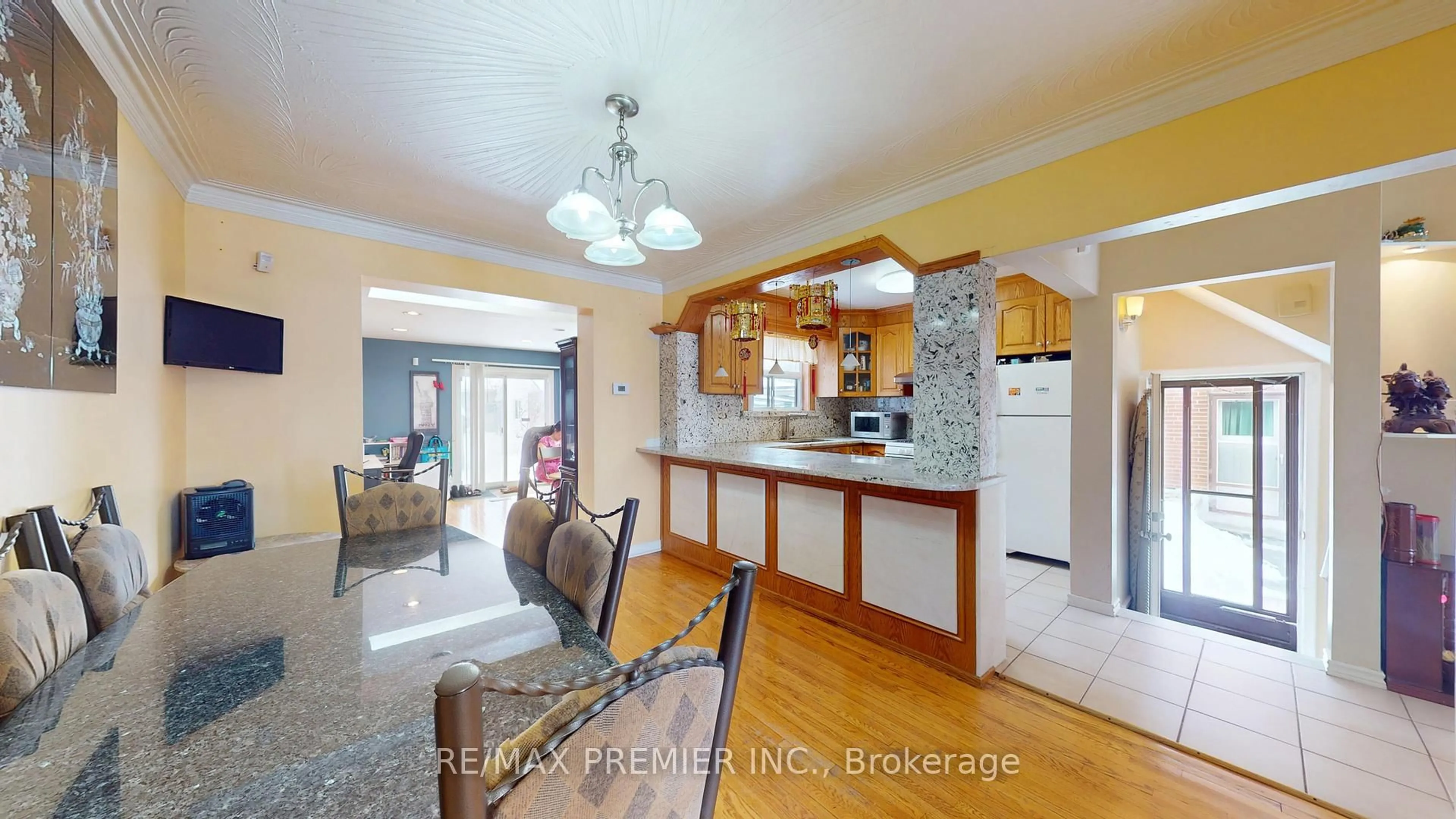 Open concept kitchen, unknown for 32 Marlington Cres, Toronto Ontario M3L 1K4