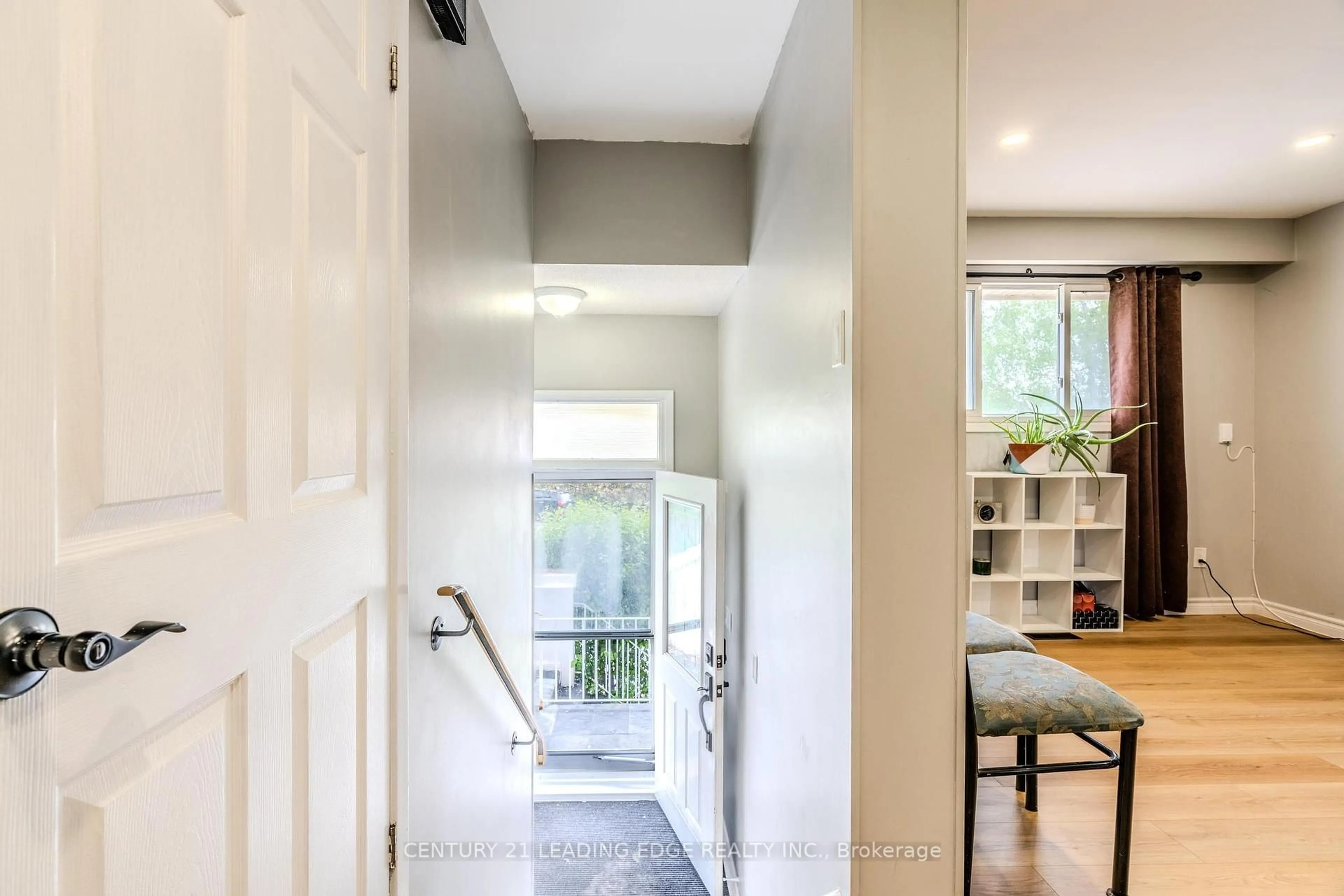 Indoor entryway for 4 Chambers Crt, Brampton Ontario L6Z 1J1