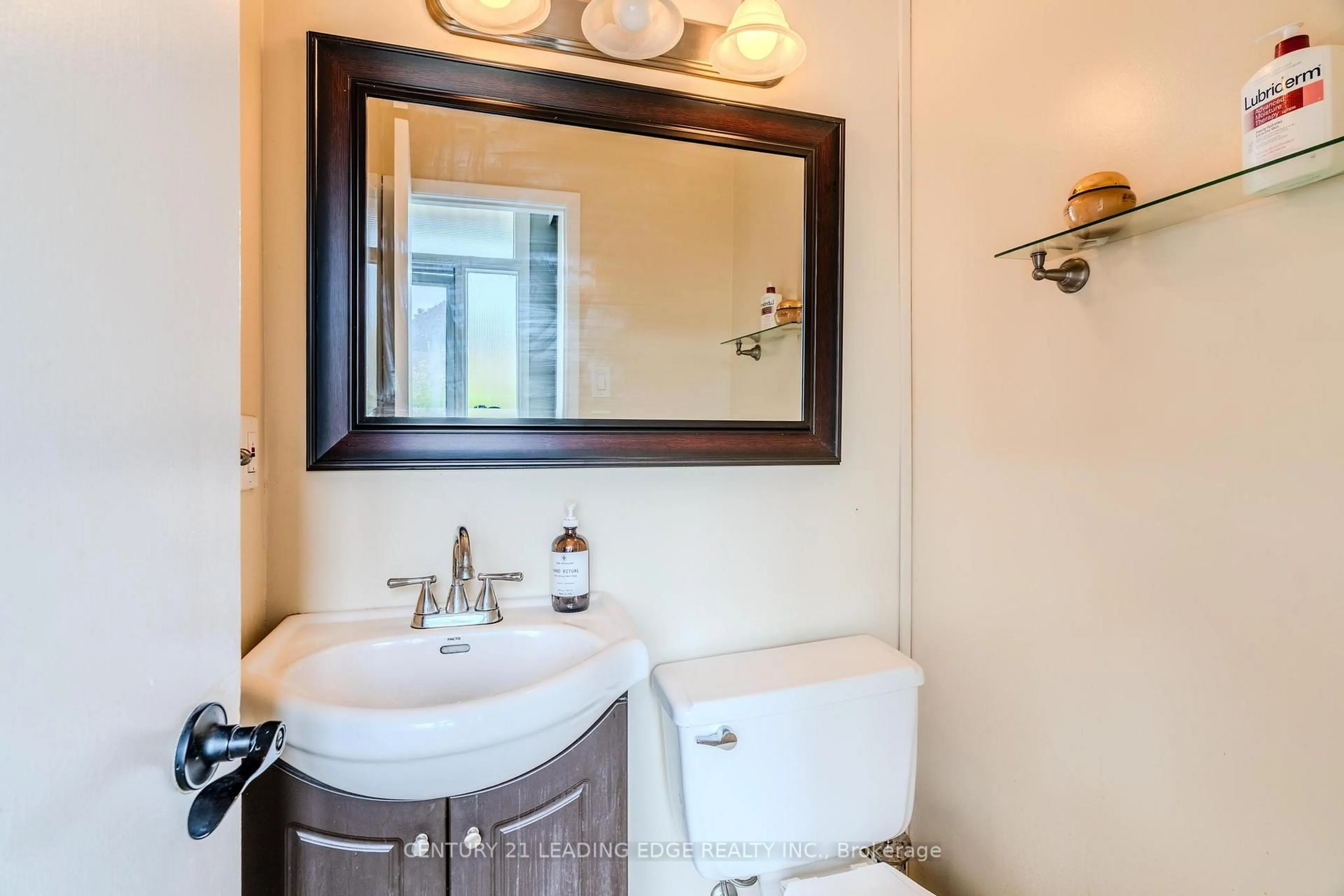 Standard bathroom, ceramic/tile floor for 4 Chambers Crt, Brampton Ontario L6Z 1J1