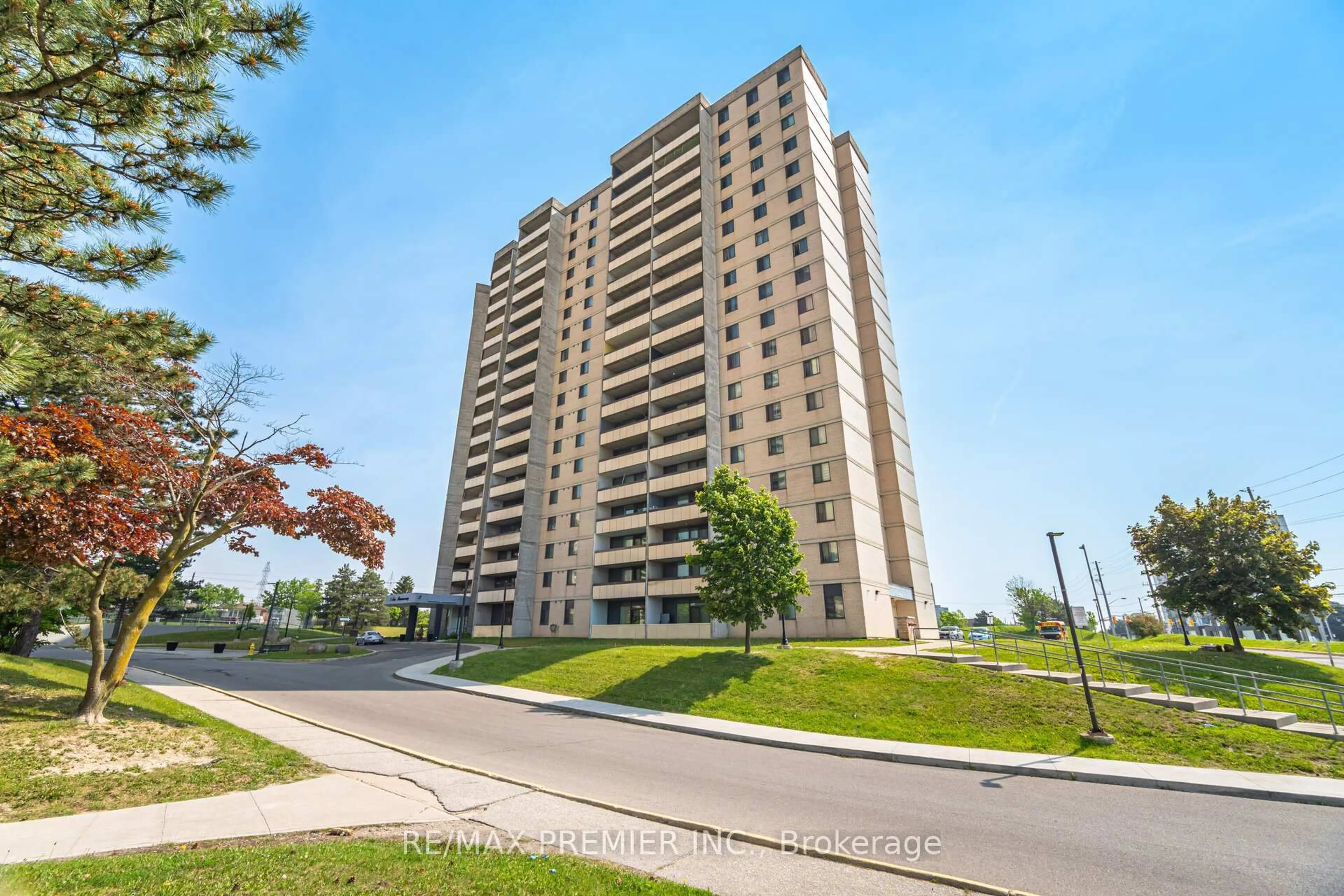 A pic from outside/outdoor area/front of a property/back of a property/a pic from drone, building for 5 San Romanoway #402, Toronto Ontario M3N 2Y4