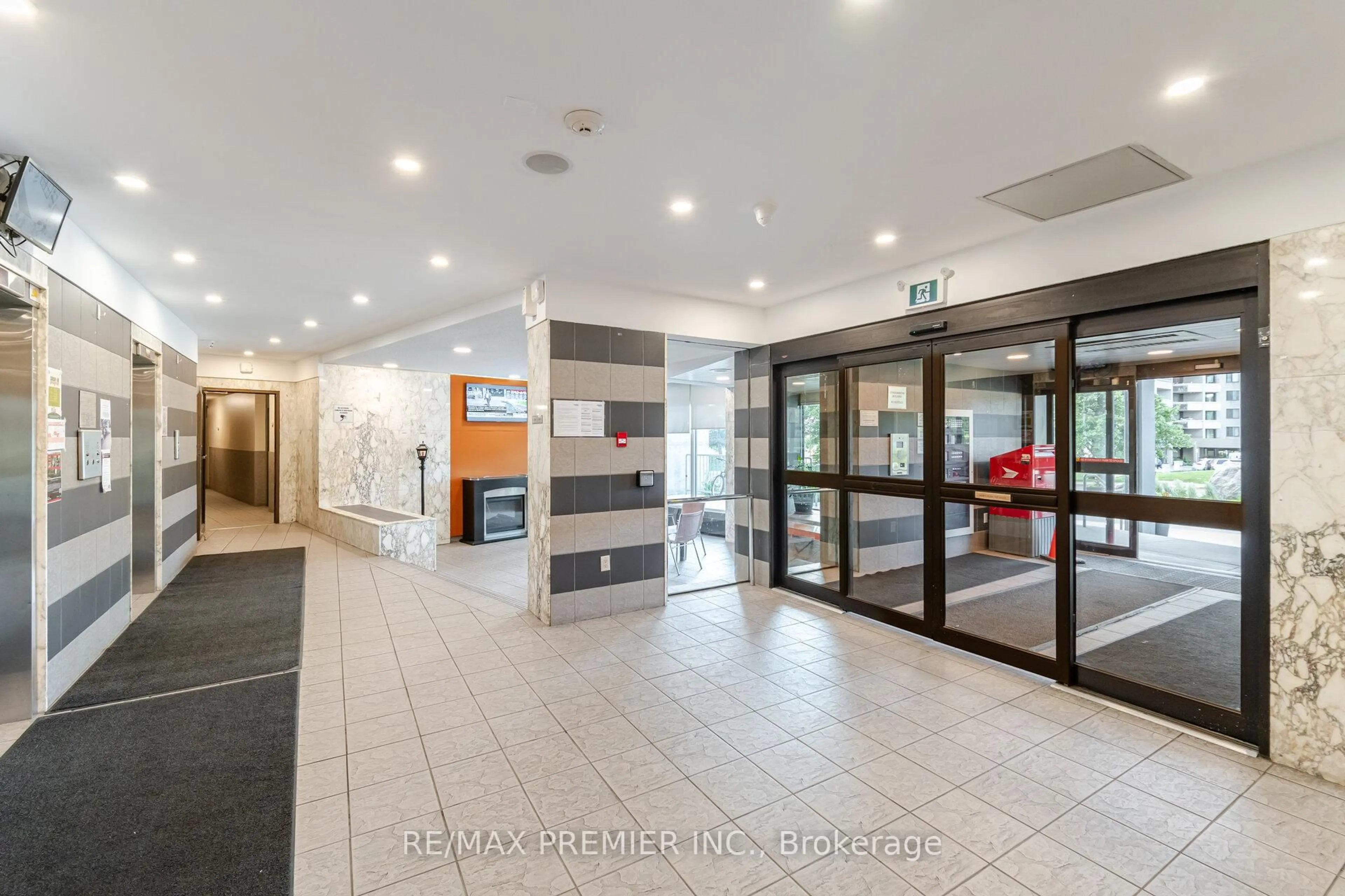 Indoor foyer for 5 San Romanoway #402, Toronto Ontario M3N 2Y4