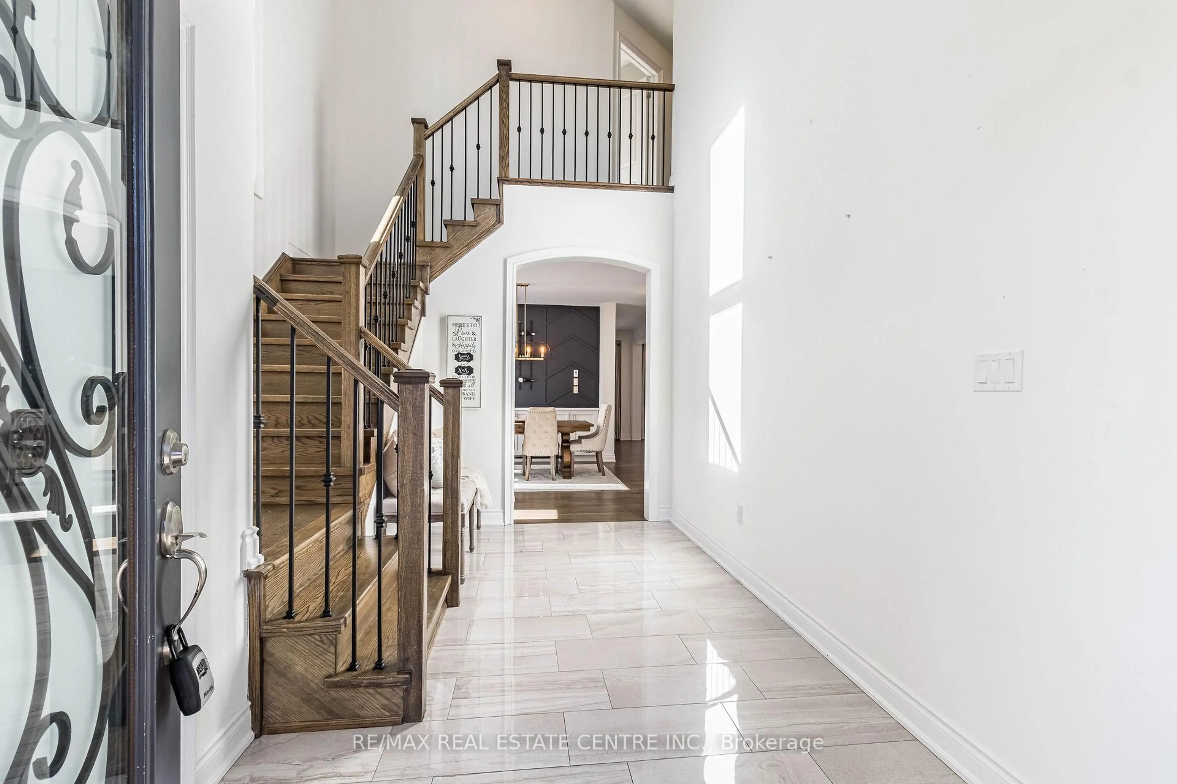 Indoor foyer for 17 Prairie Creek Cres, Brampton Ontario L6Y 6C9