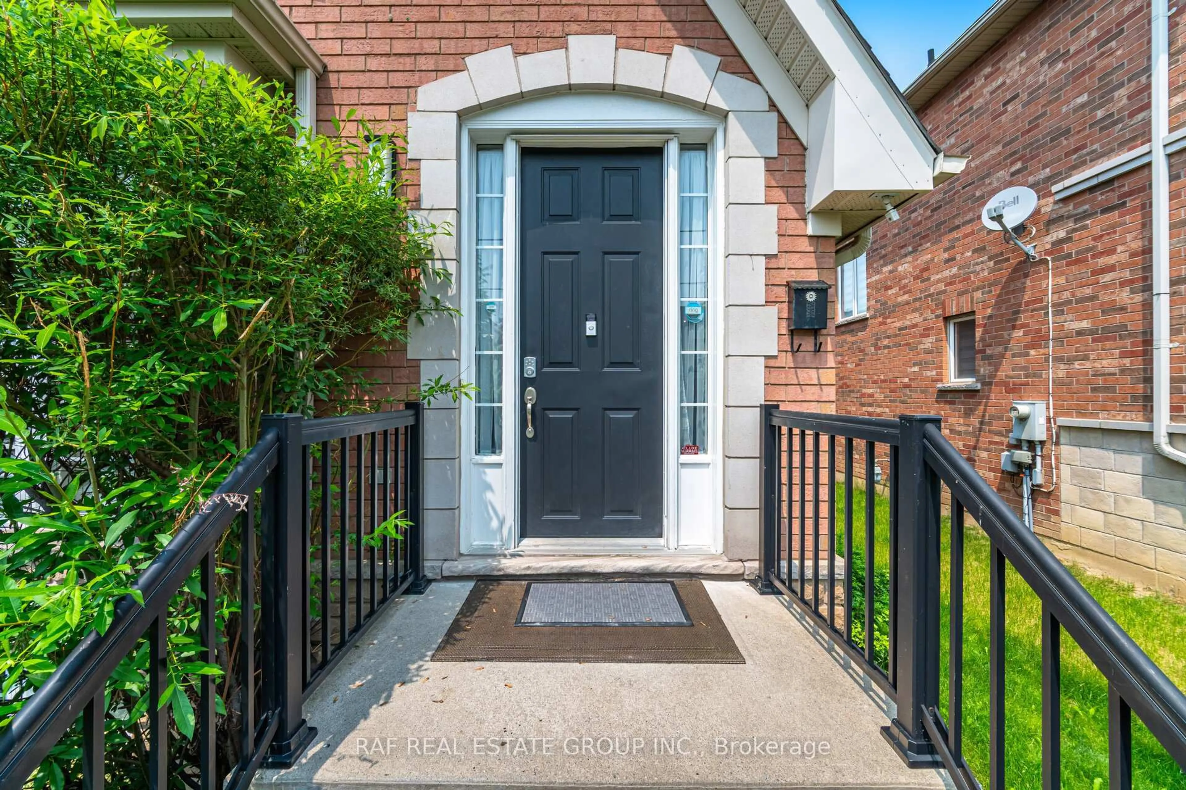 Indoor entryway for 3401 Eglinton Ave, Mississauga Ontario L5M 7W9