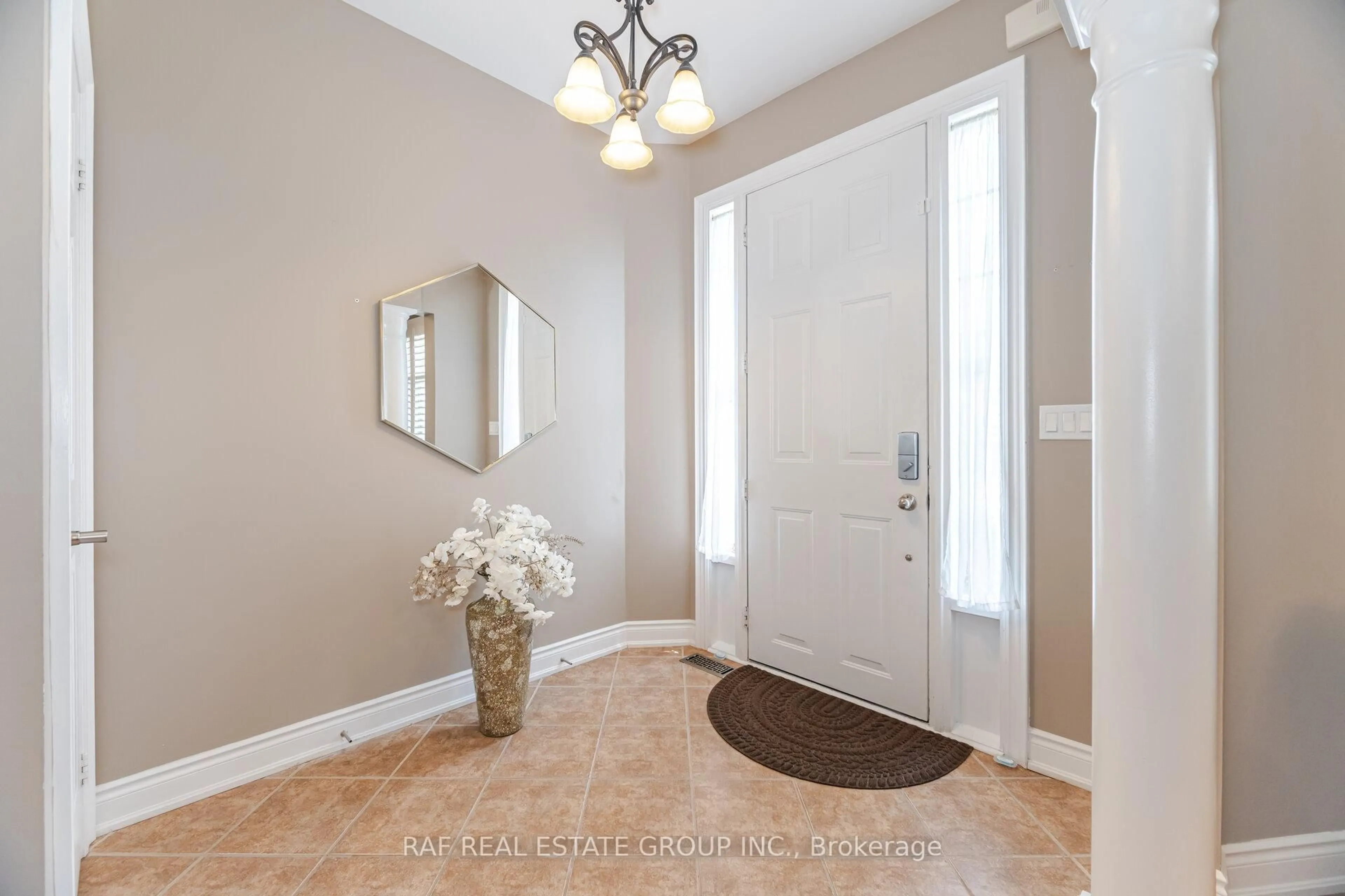 Indoor entryway for 3401 Eglinton Ave, Mississauga Ontario L5M 7W9