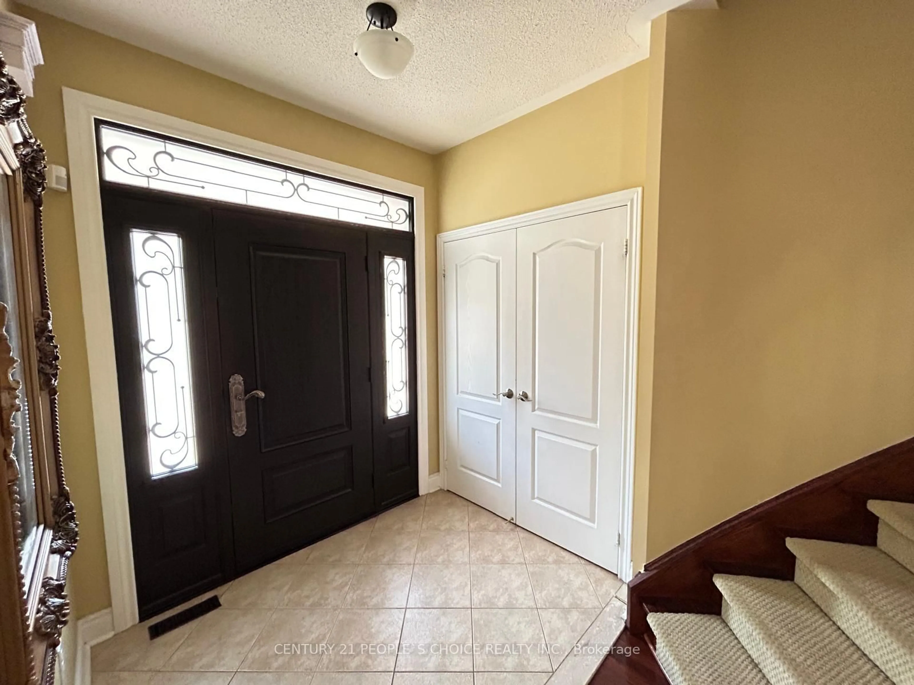Indoor entryway for 128 Mount Royal Circ, Brampton Ontario L6P 1W4