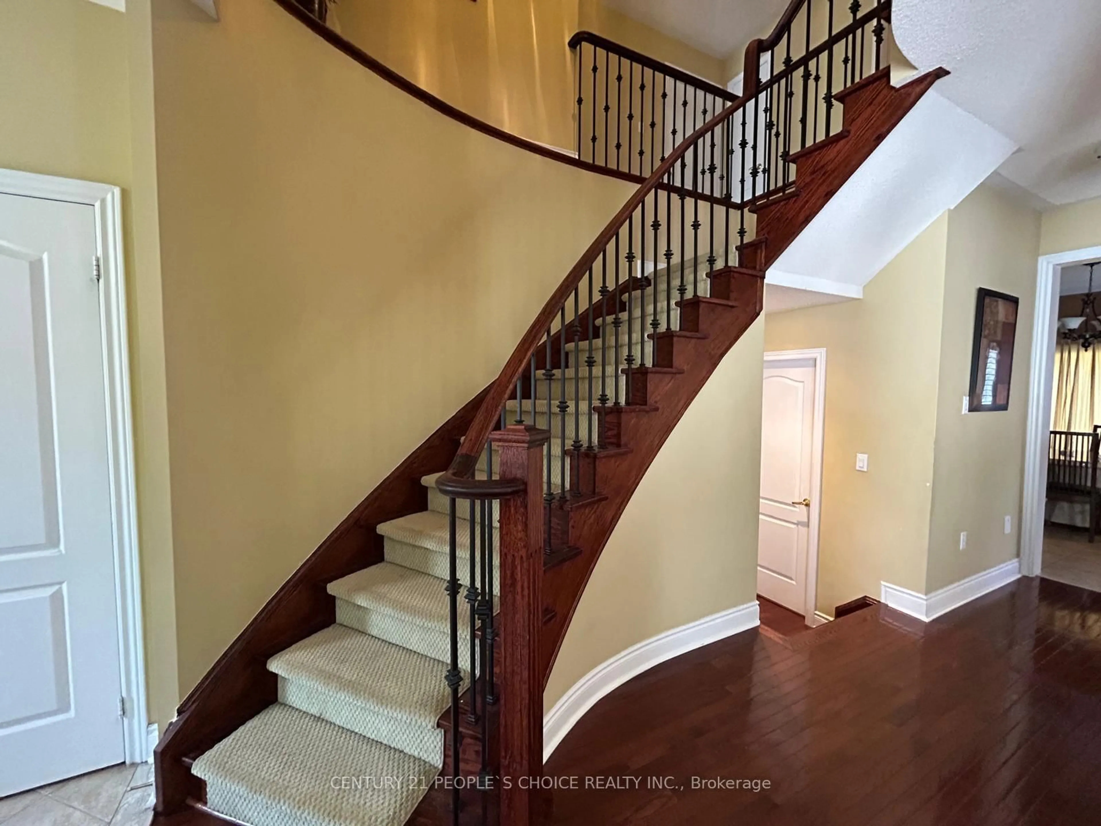 Stairs for 128 Mount Royal Circ, Brampton Ontario L6P 1W4
