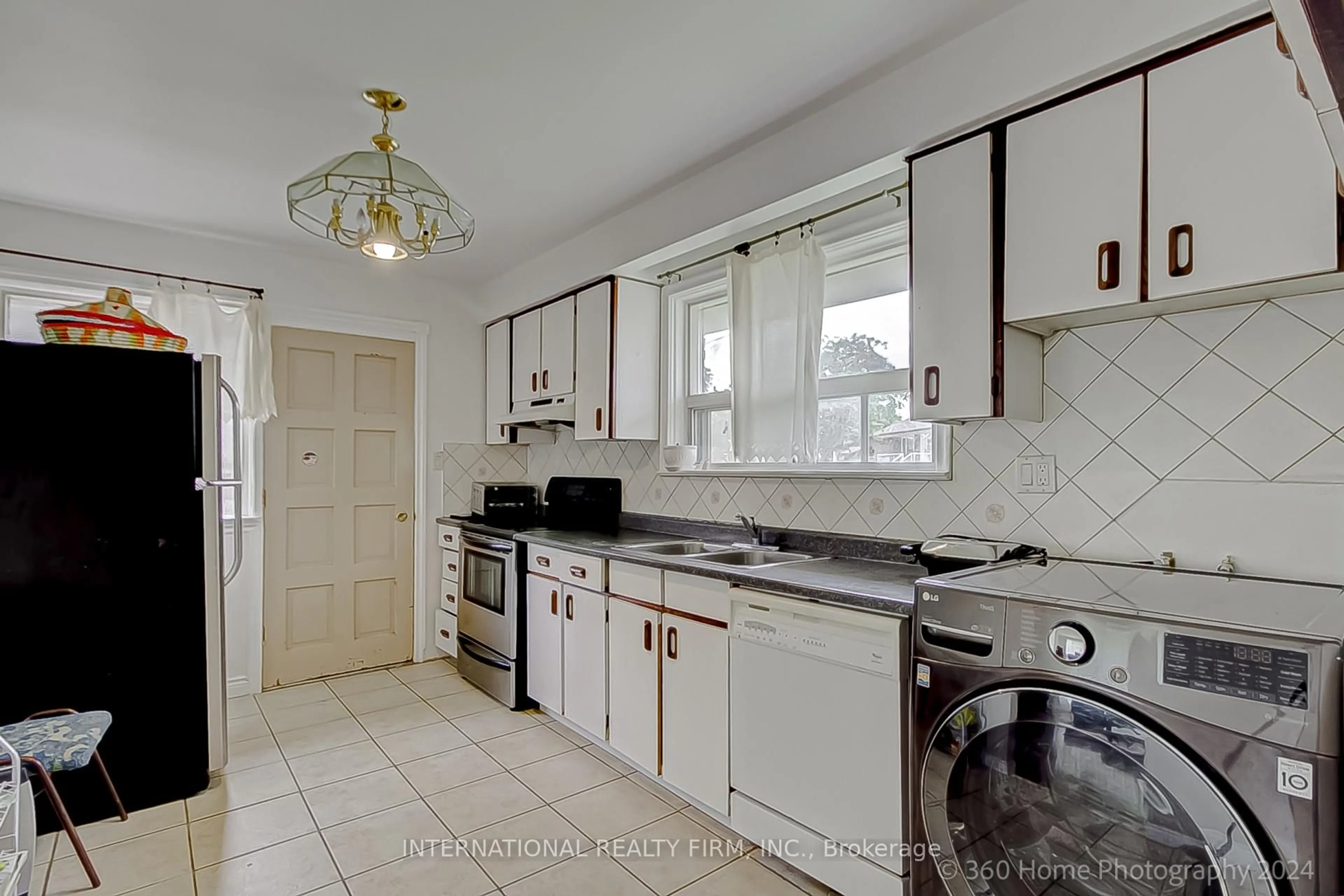 Standard kitchen, ceramic/tile floor for 85 Letchworth Cres, Toronto Ontario M3M 1Z1