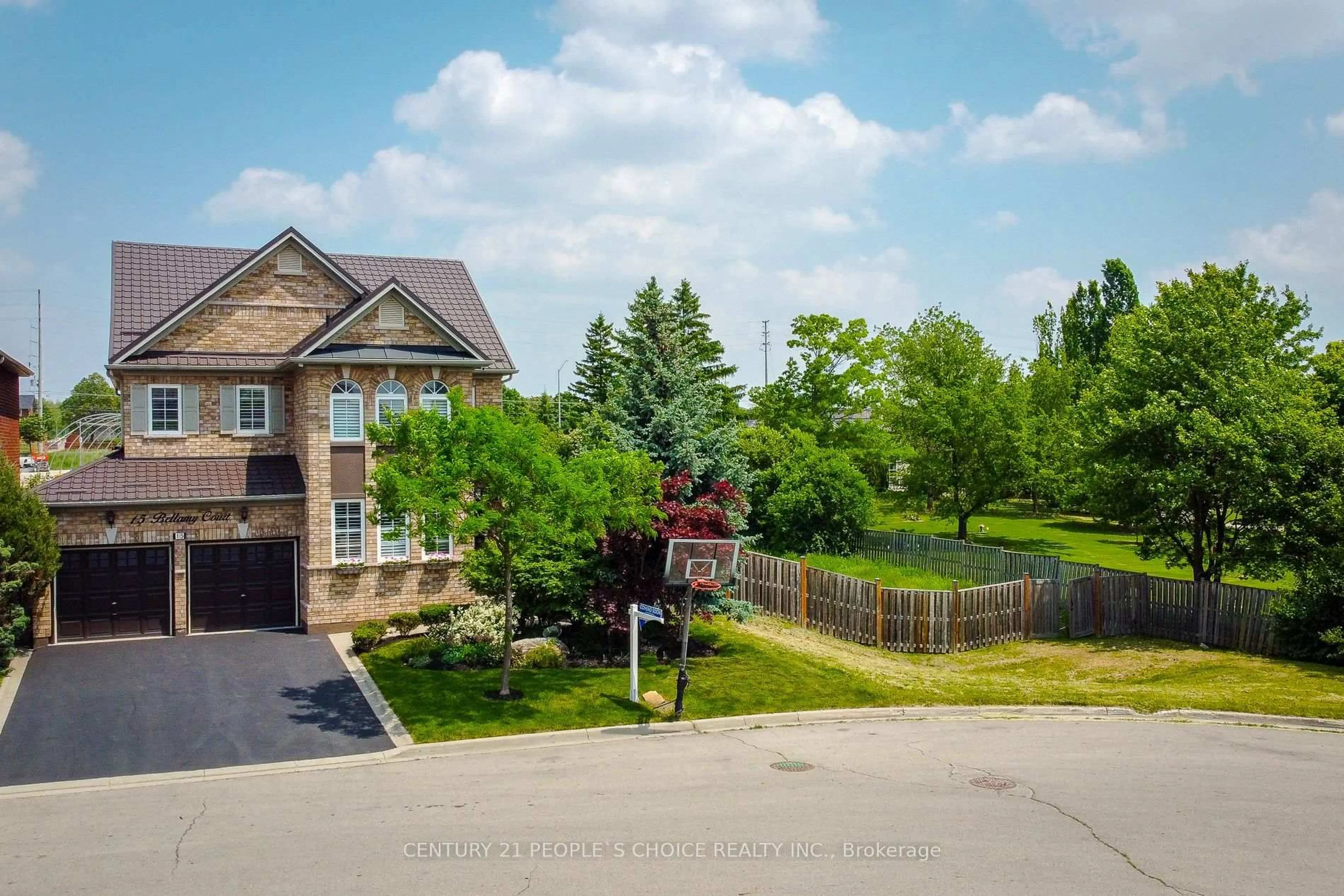 A pic from outside/outdoor area/front of a property/back of a property/a pic from drone, unknown for 15 Bellamy Crt, Brampton Ontario L6Y 5M1
