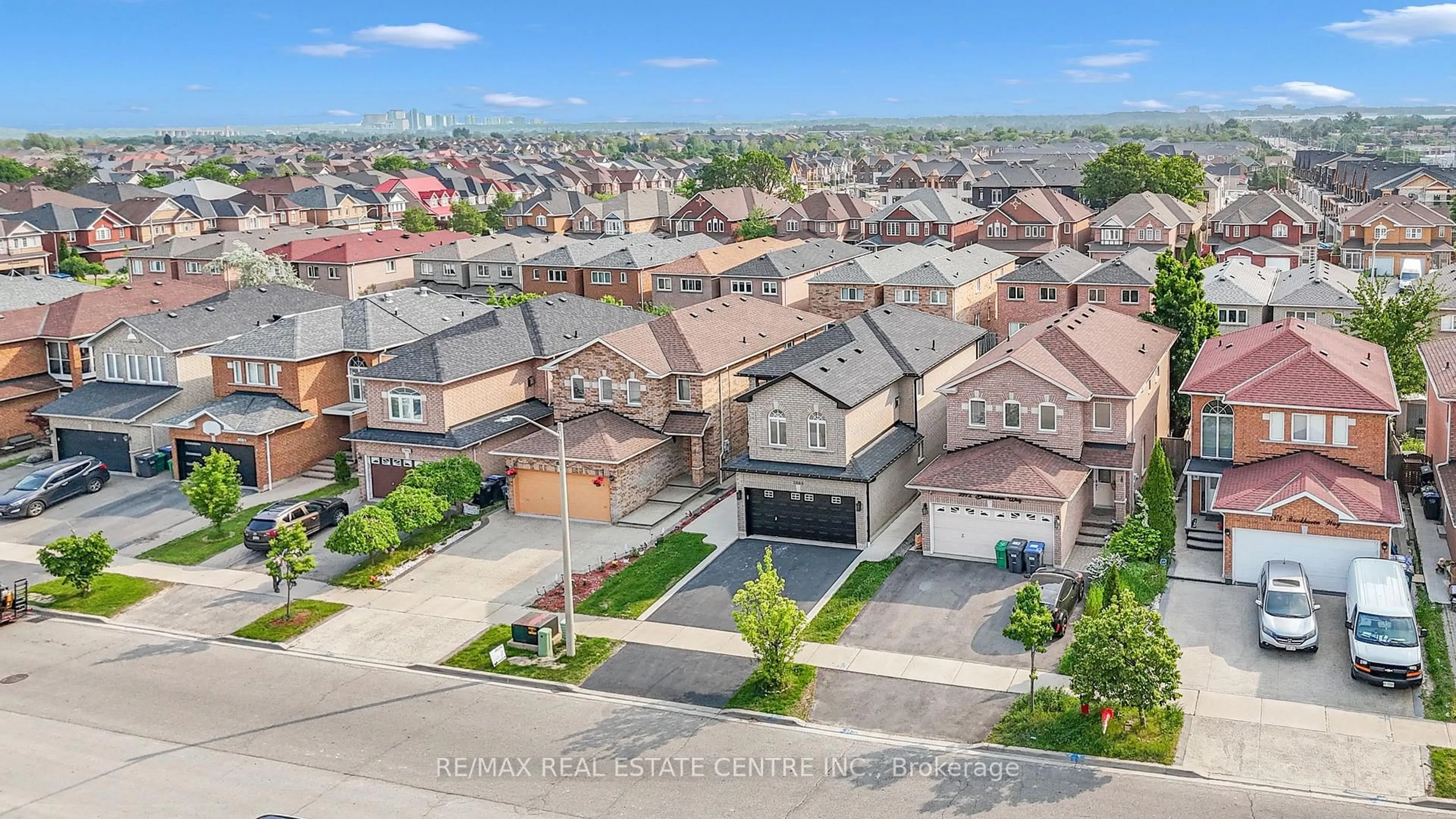 A pic from outside/outdoor area/front of a property/back of a property/a pic from drone, street for 5968 Brookhaven Way, Mississauga Ontario L5V 2T9