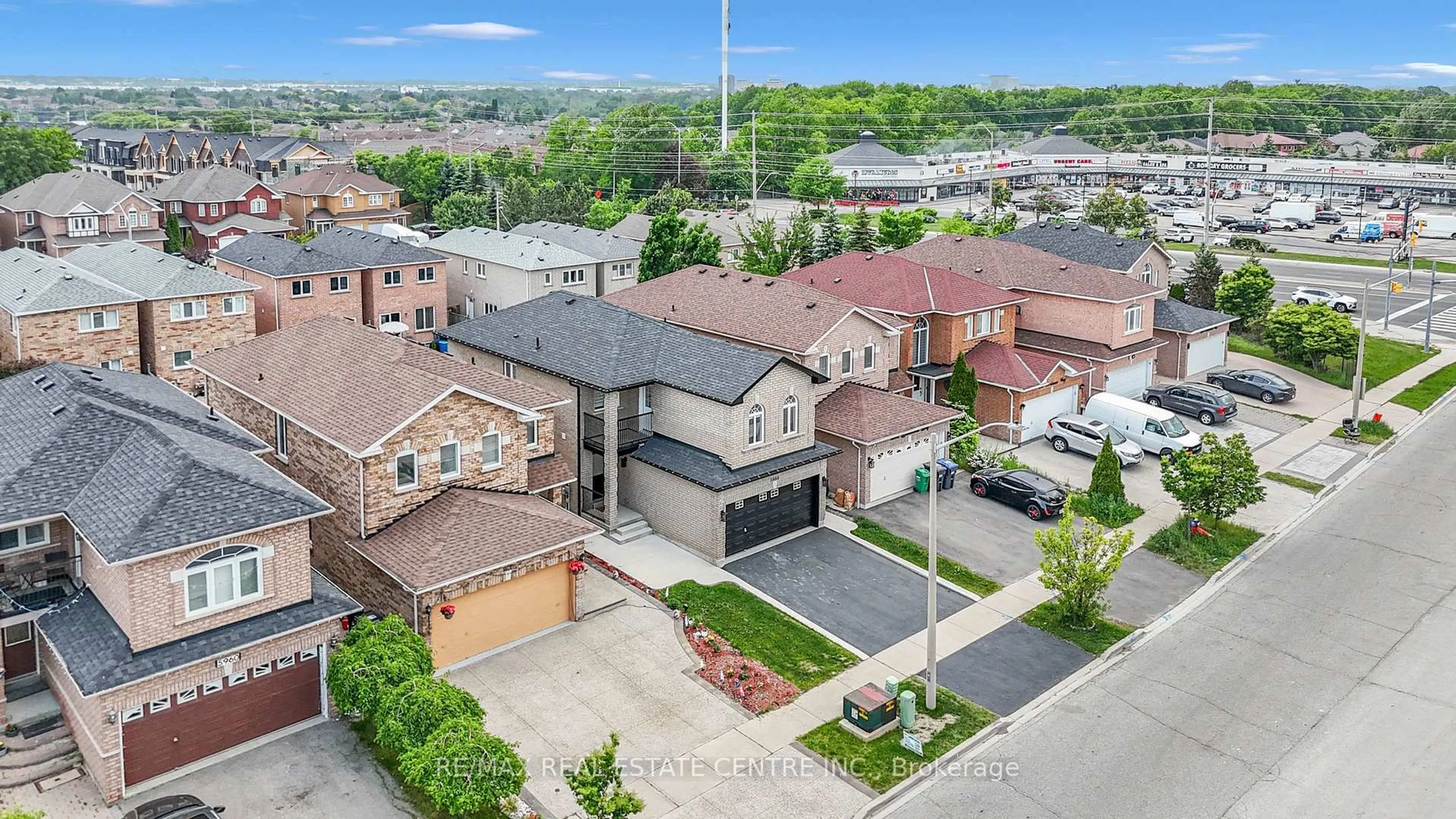 A pic from outside/outdoor area/front of a property/back of a property/a pic from drone, street for 5968 Brookhaven Way, Mississauga Ontario L5V 2T9