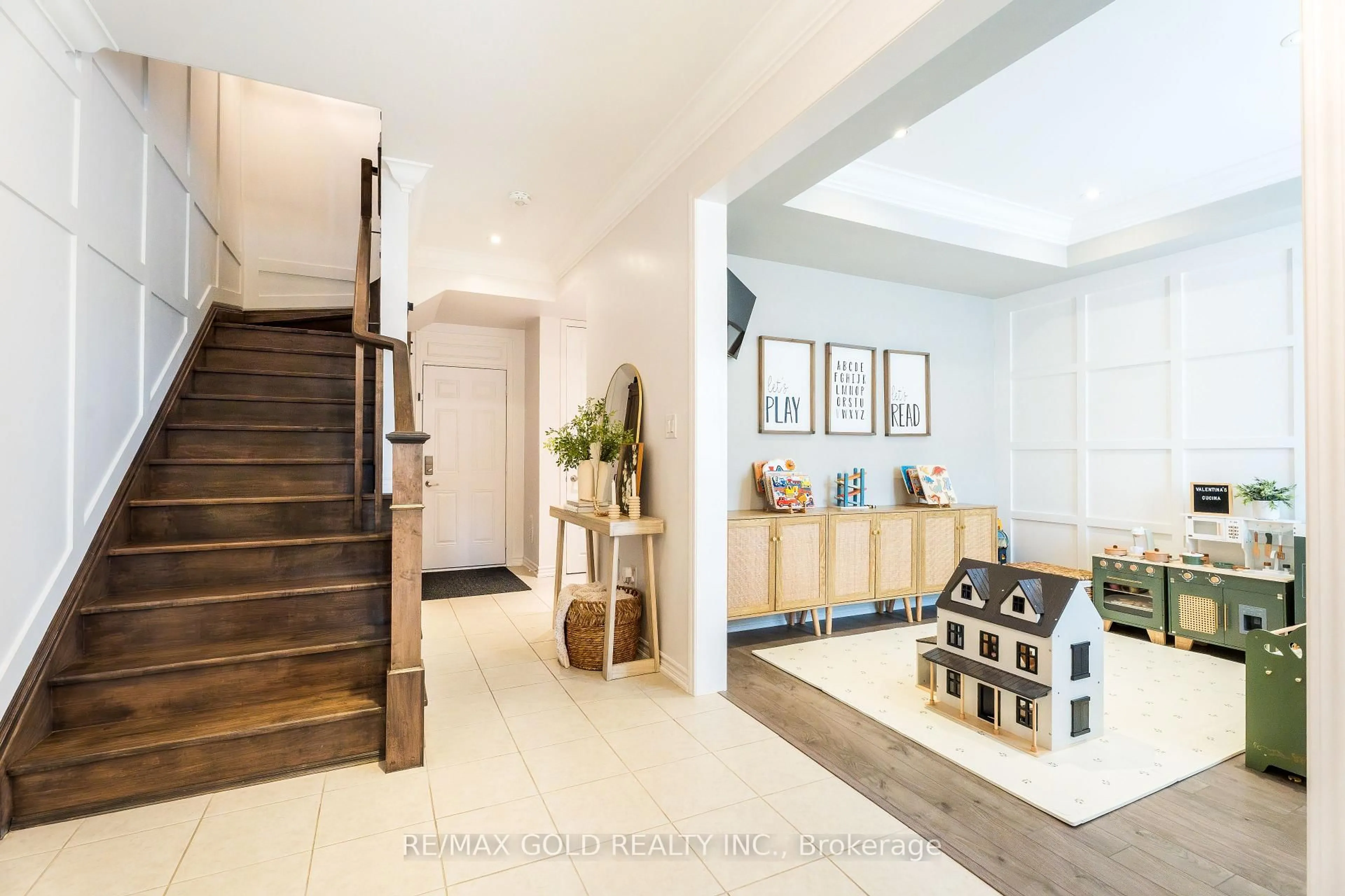 Indoor entryway for 501 Buckeye Crt #11, Milton Ontario L9E 1P3