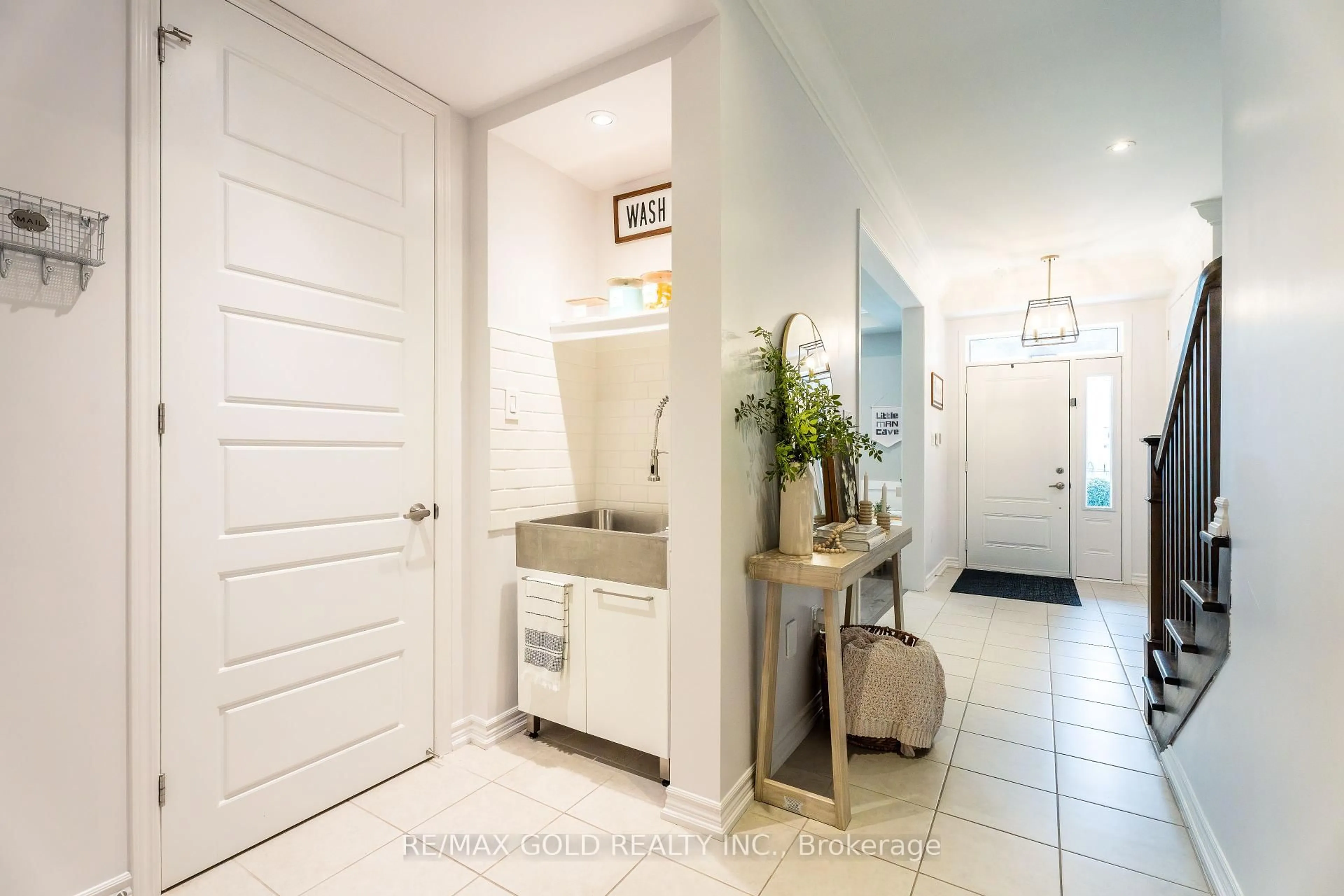 Indoor entryway for 501 Buckeye Crt #11, Milton Ontario L9E 1P3