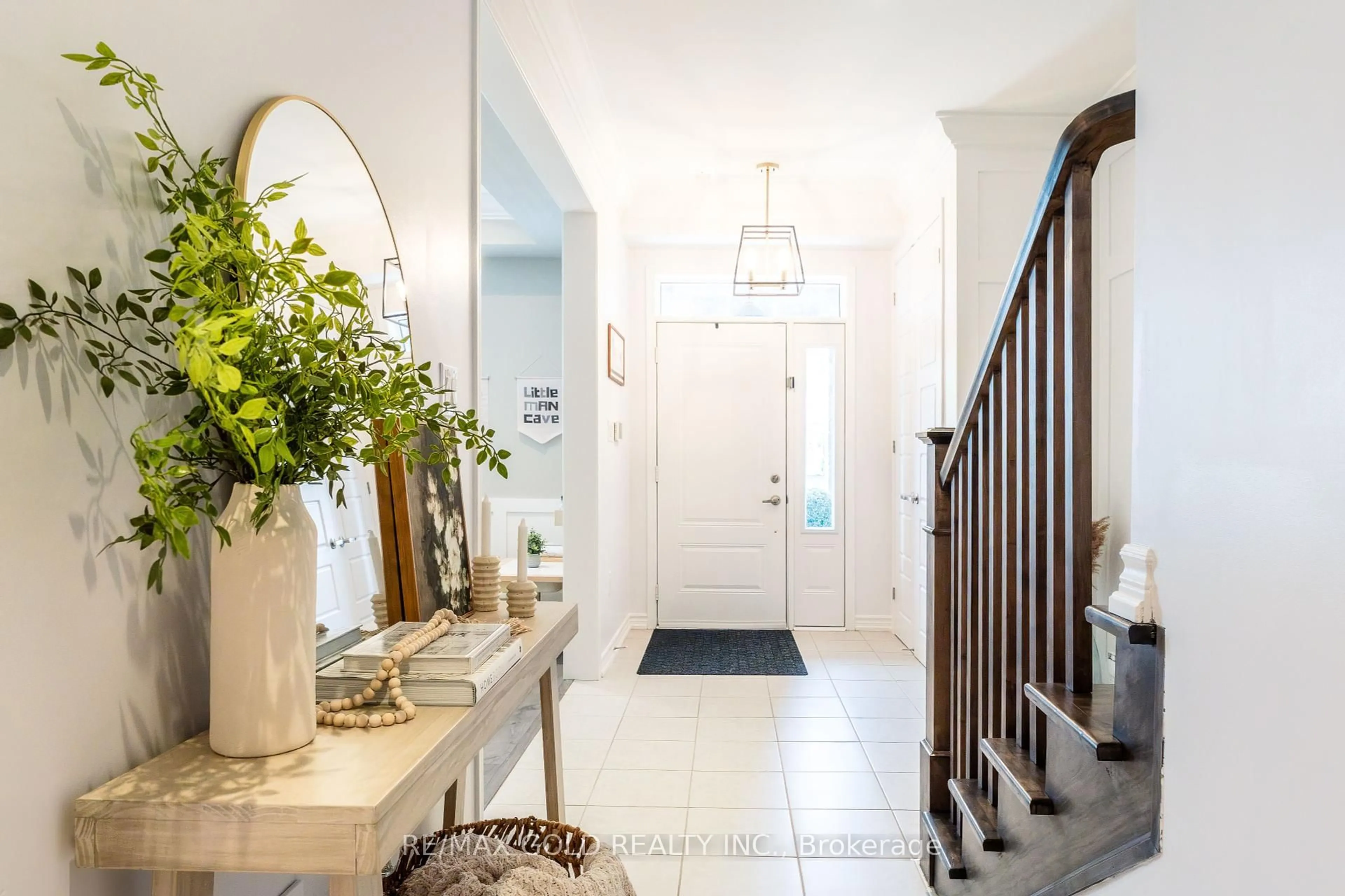 Indoor entryway for 501 Buckeye Crt #11, Milton Ontario L9E 1P3
