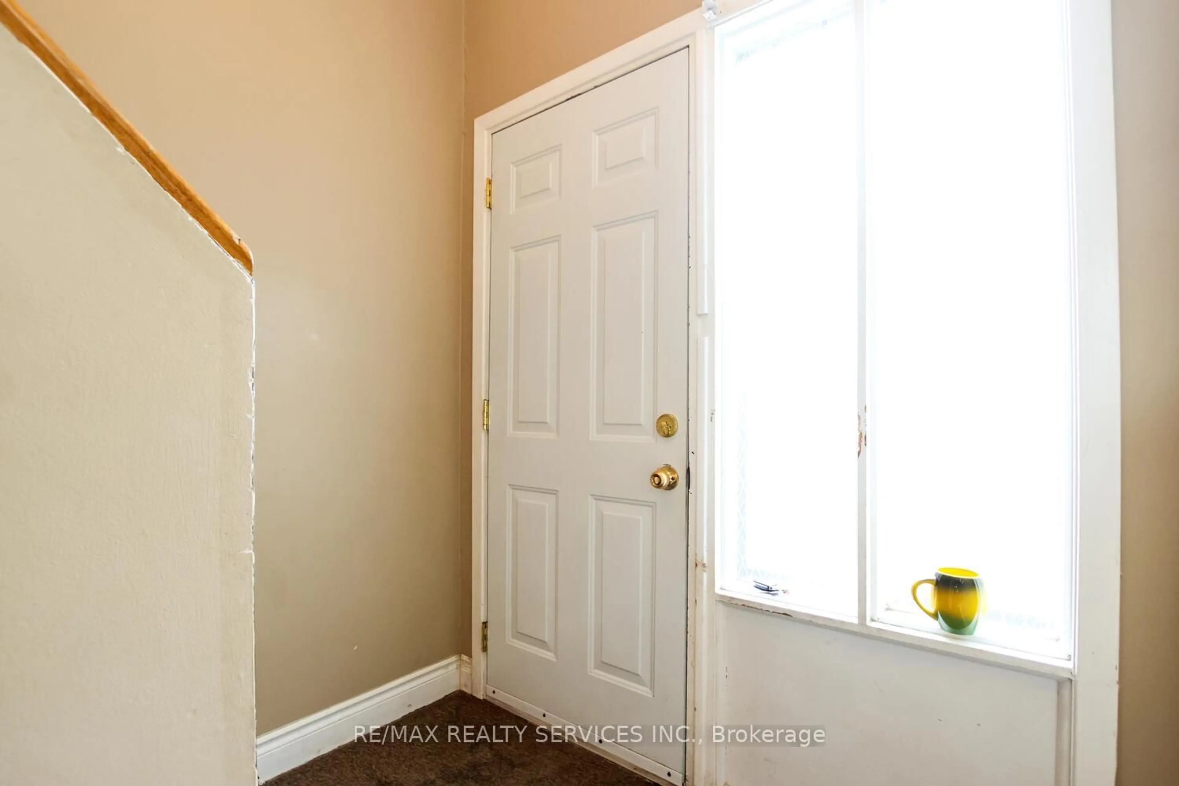 Indoor entryway for 47 Lincoln Crt #93, Brampton Ontario L6T 3Z2