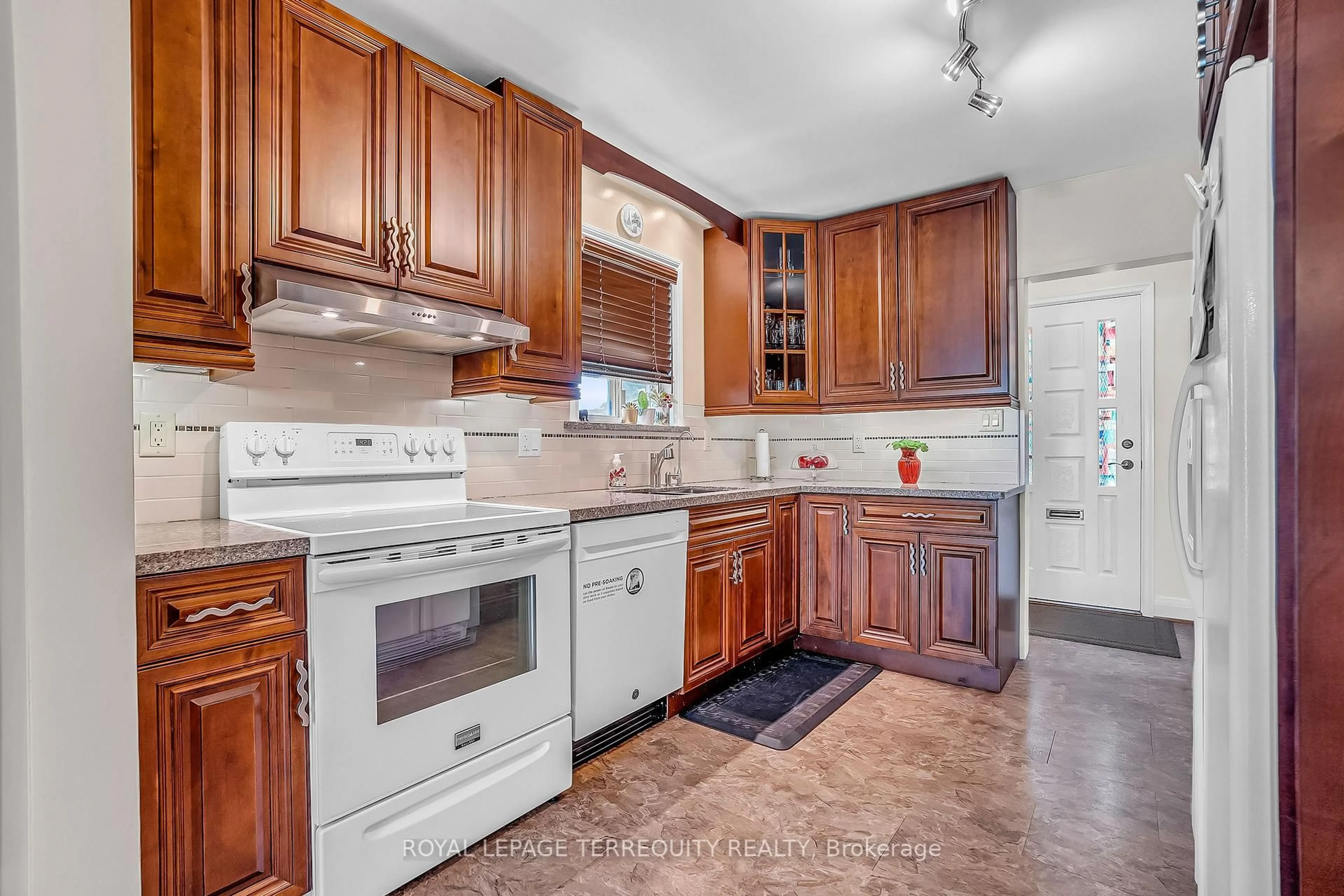 Standard kitchen, ceramic/tile floor for 40 Whitley Ave, Toronto Ontario M3K 1A2