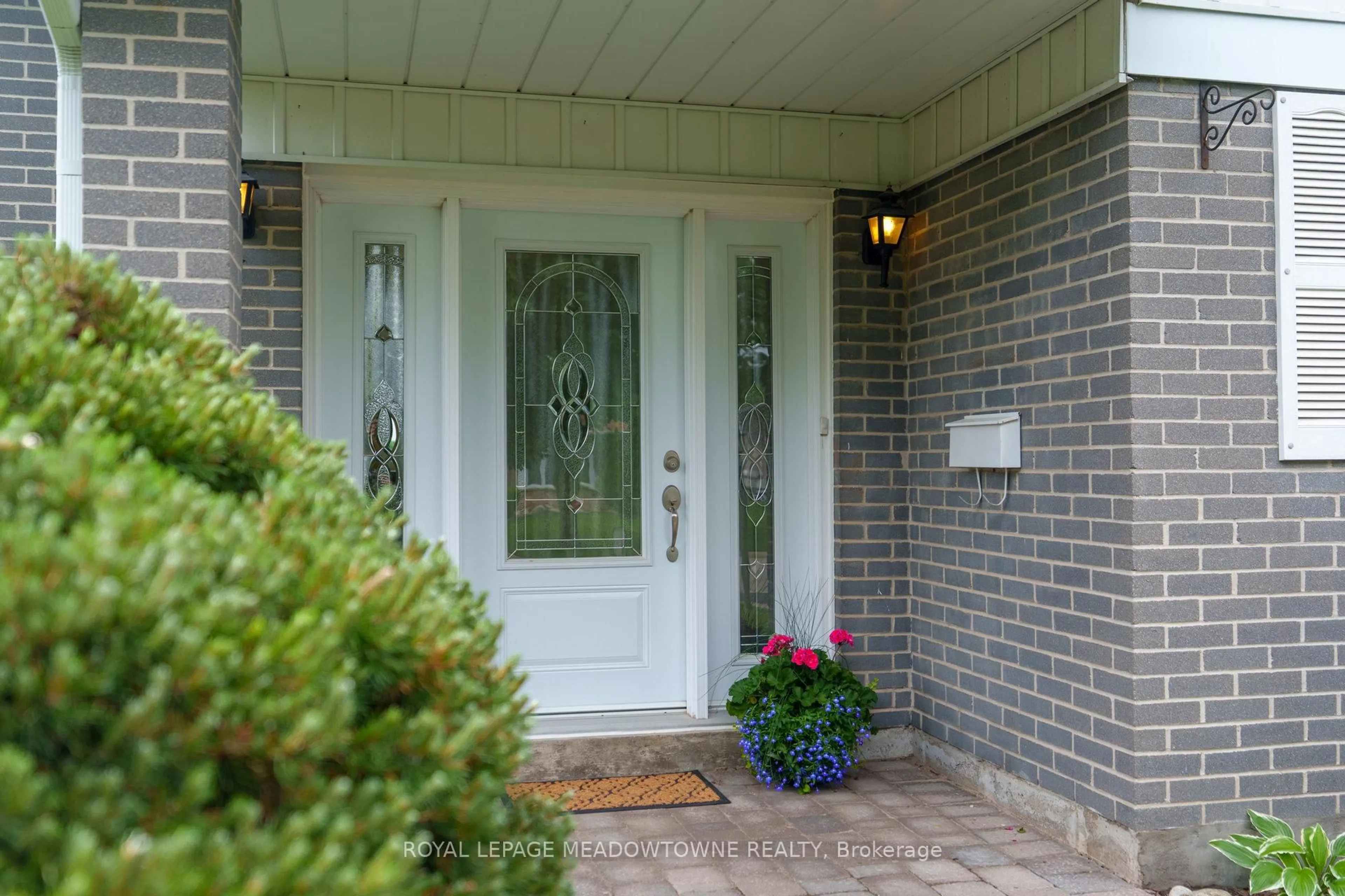 Indoor entryway for 67 Irwin Cres, Halton Hills Ontario L7G 1E7