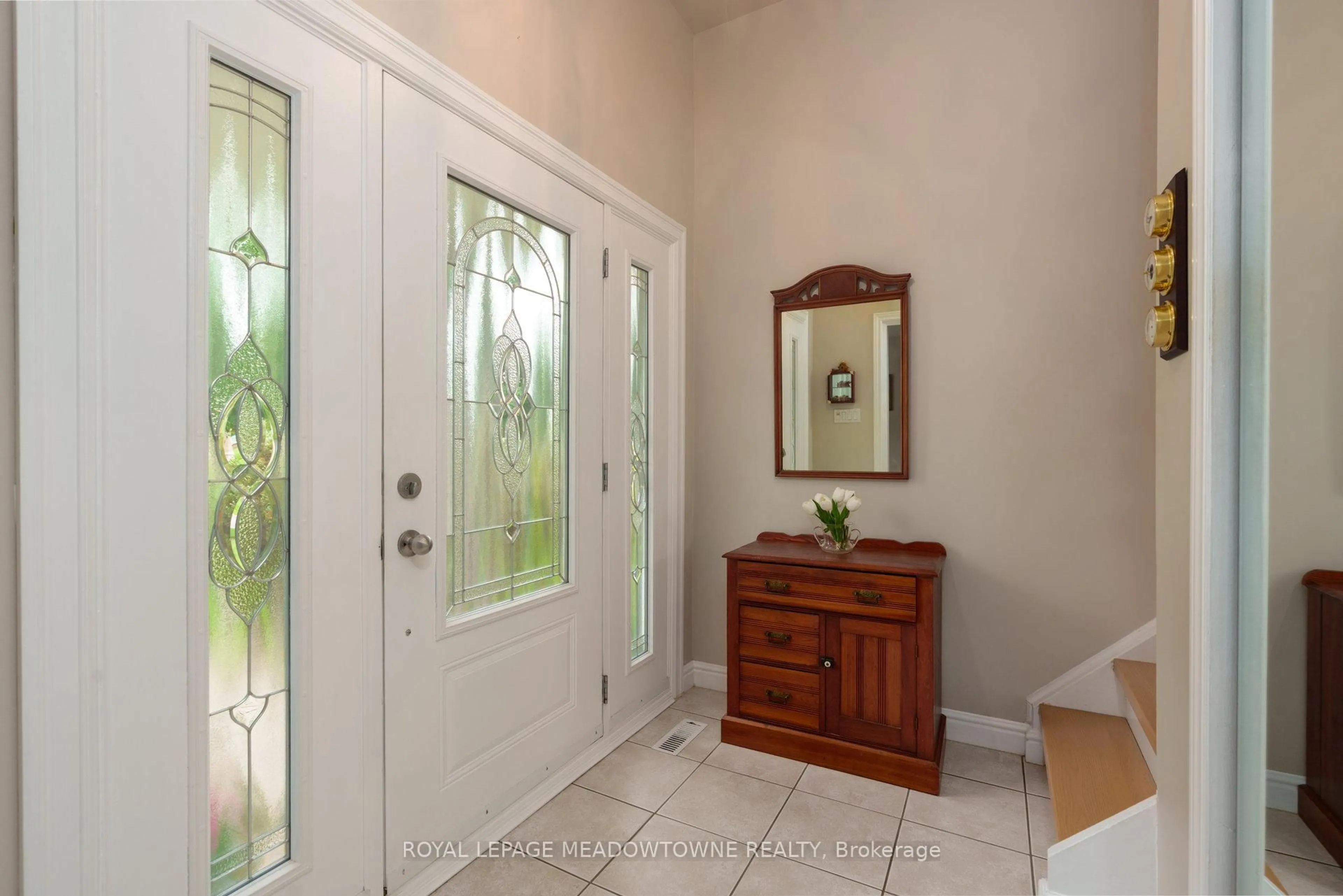 Indoor entryway for 67 Irwin Cres, Halton Hills Ontario L7G 1E7