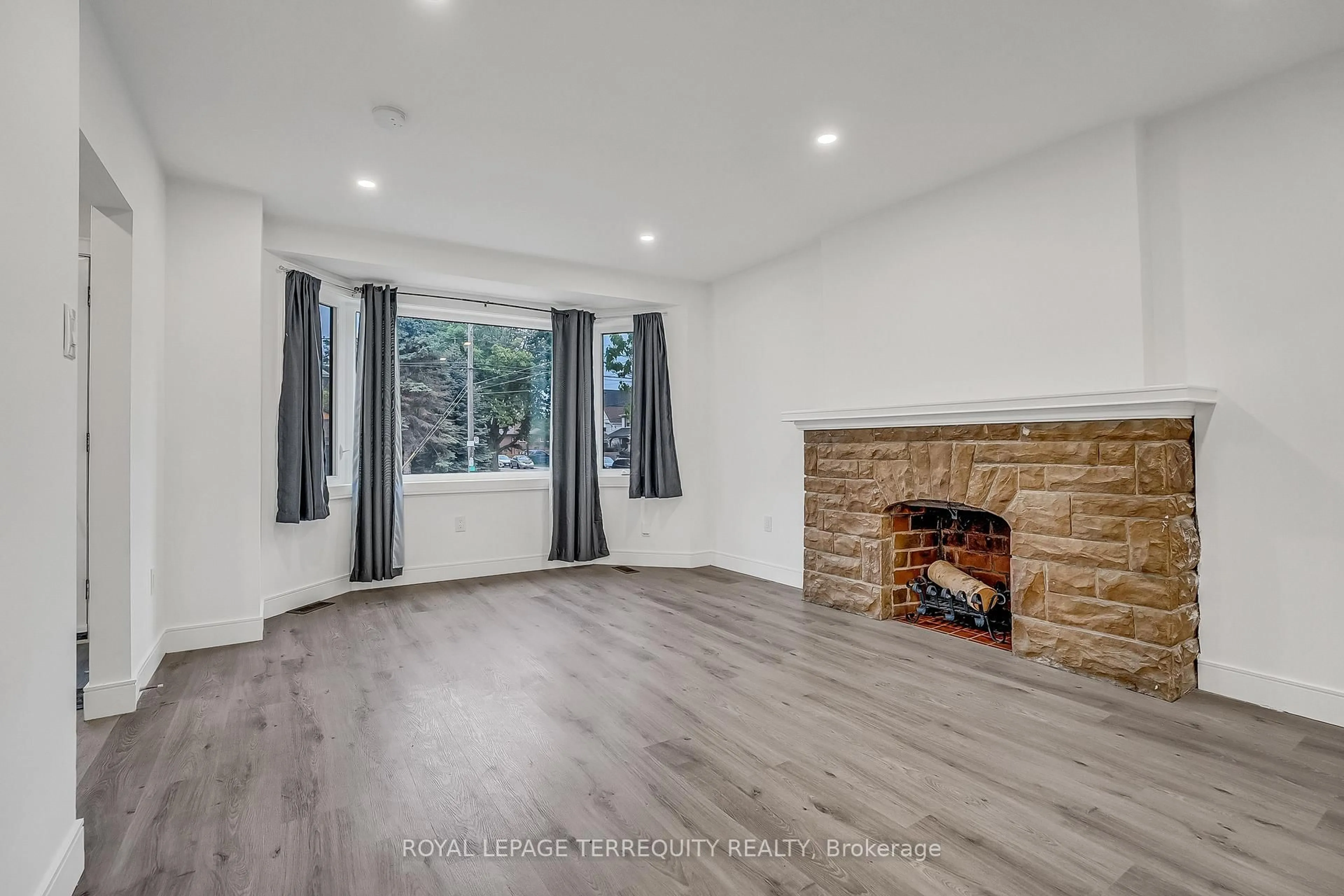 Unknown for 102 Guestville Ave, Toronto Ontario M6N 4N6