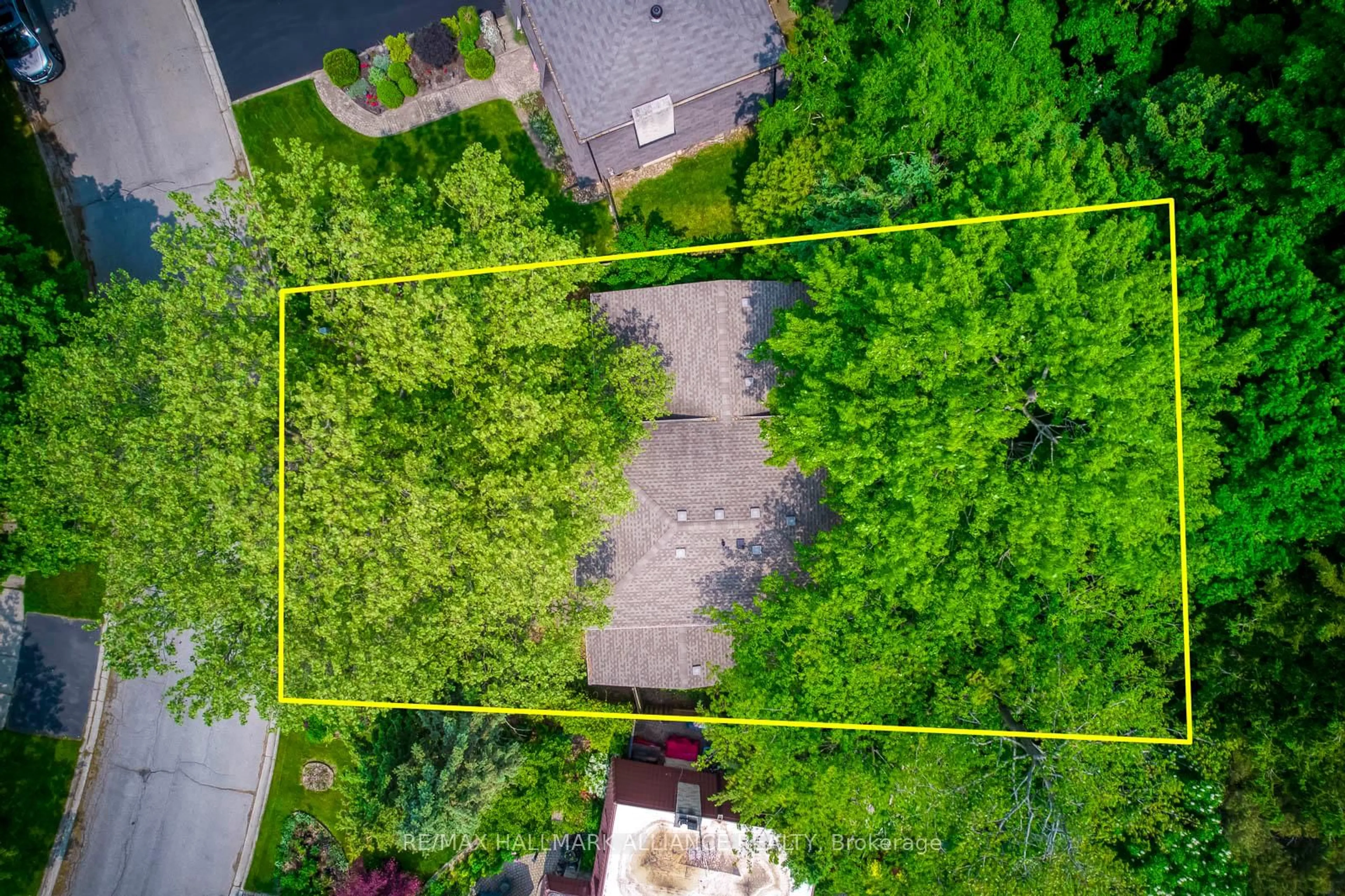 A pic from outside/outdoor area/front of a property/back of a property/a pic from drone, street for 455 Canterbury Cres, Oakville Ontario L6J 5K8