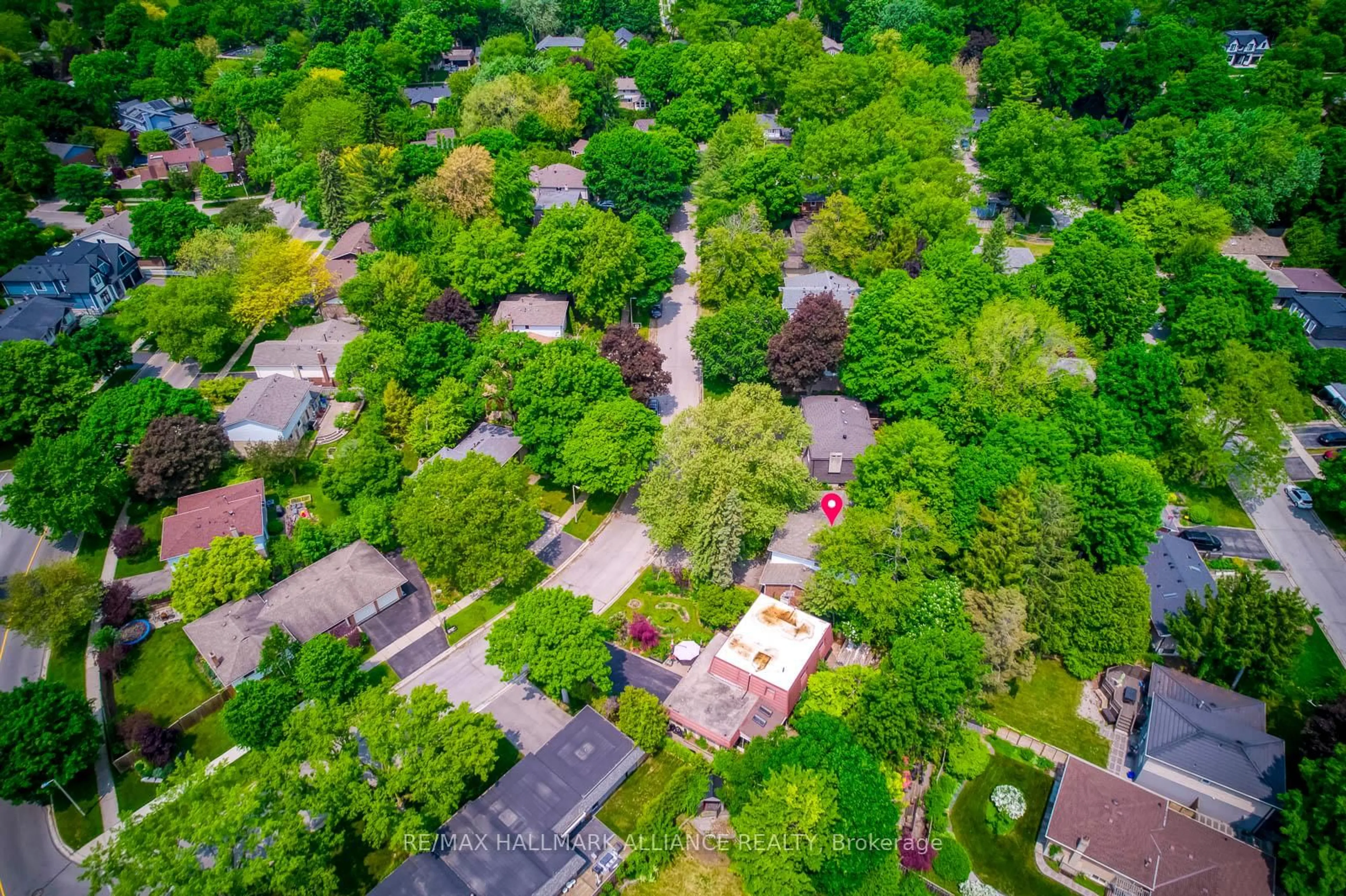 A pic from outside/outdoor area/front of a property/back of a property/a pic from drone, street for 455 Canterbury Cres, Oakville Ontario L6J 5K8