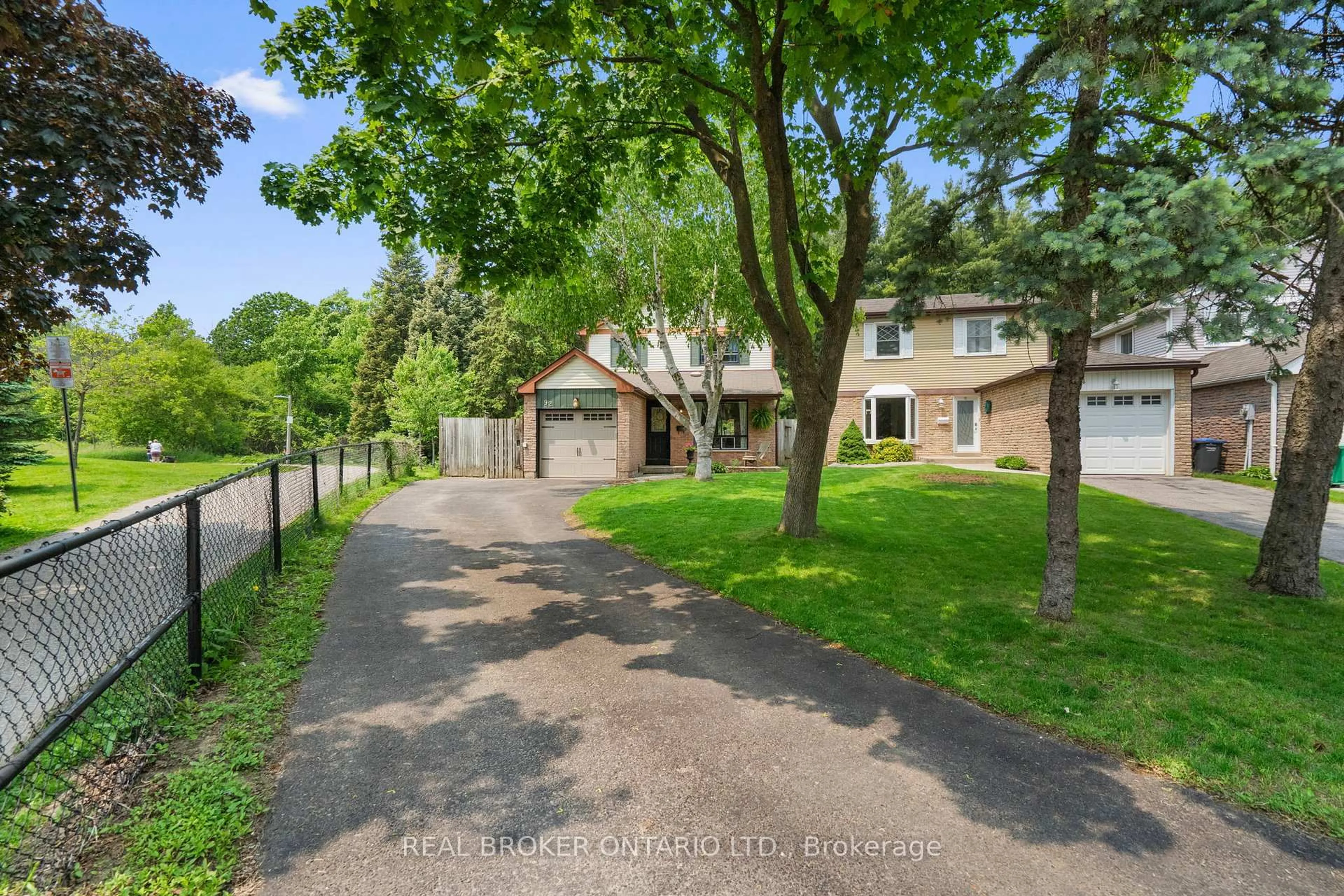 A pic from outside/outdoor area/front of a property/back of a property/a pic from drone, street for 92 Rawling Cres, Brampton Ontario L6Z 1N8