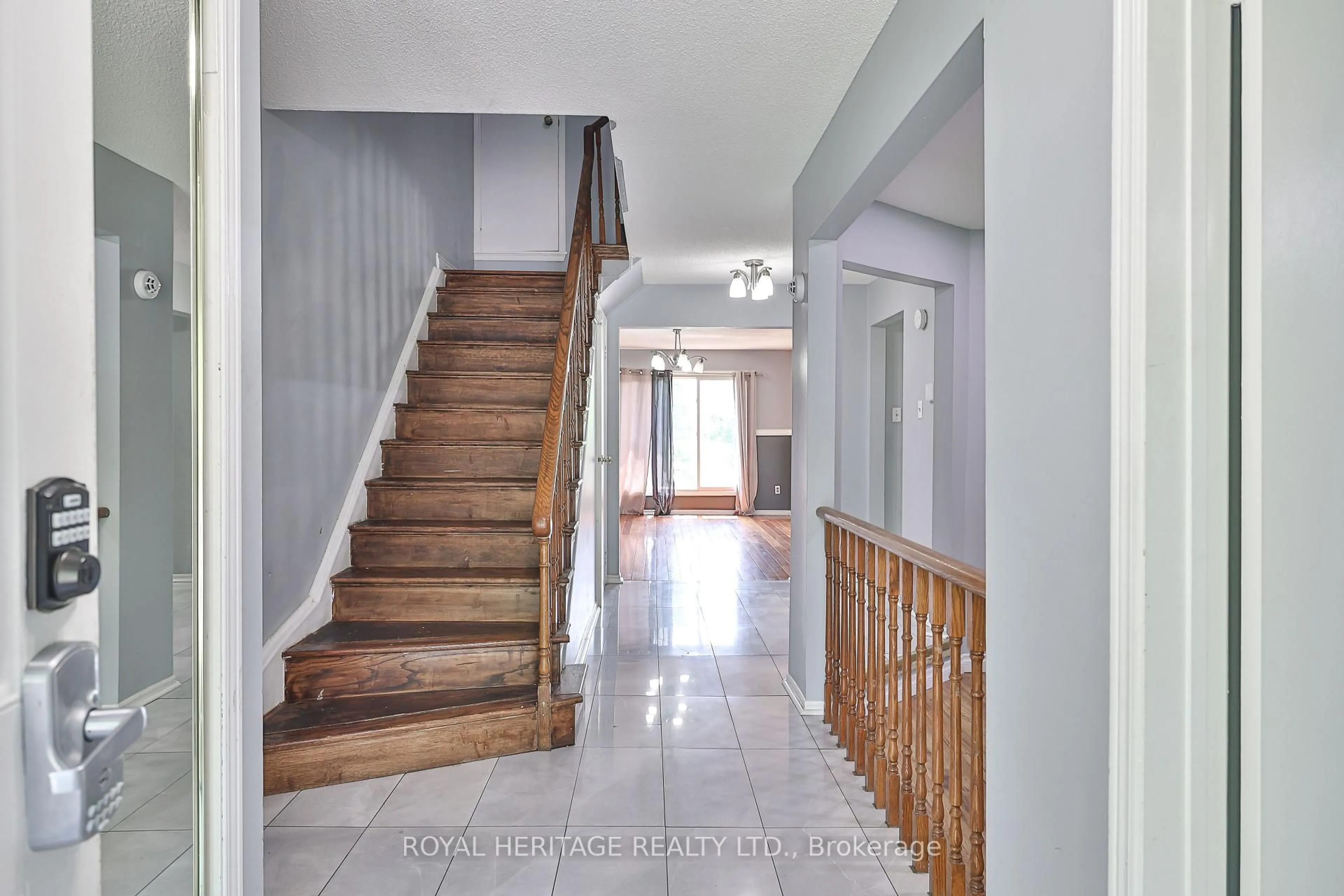 Indoor foyer for 28 Nanport St, Brampton Ontario L6S 4A3