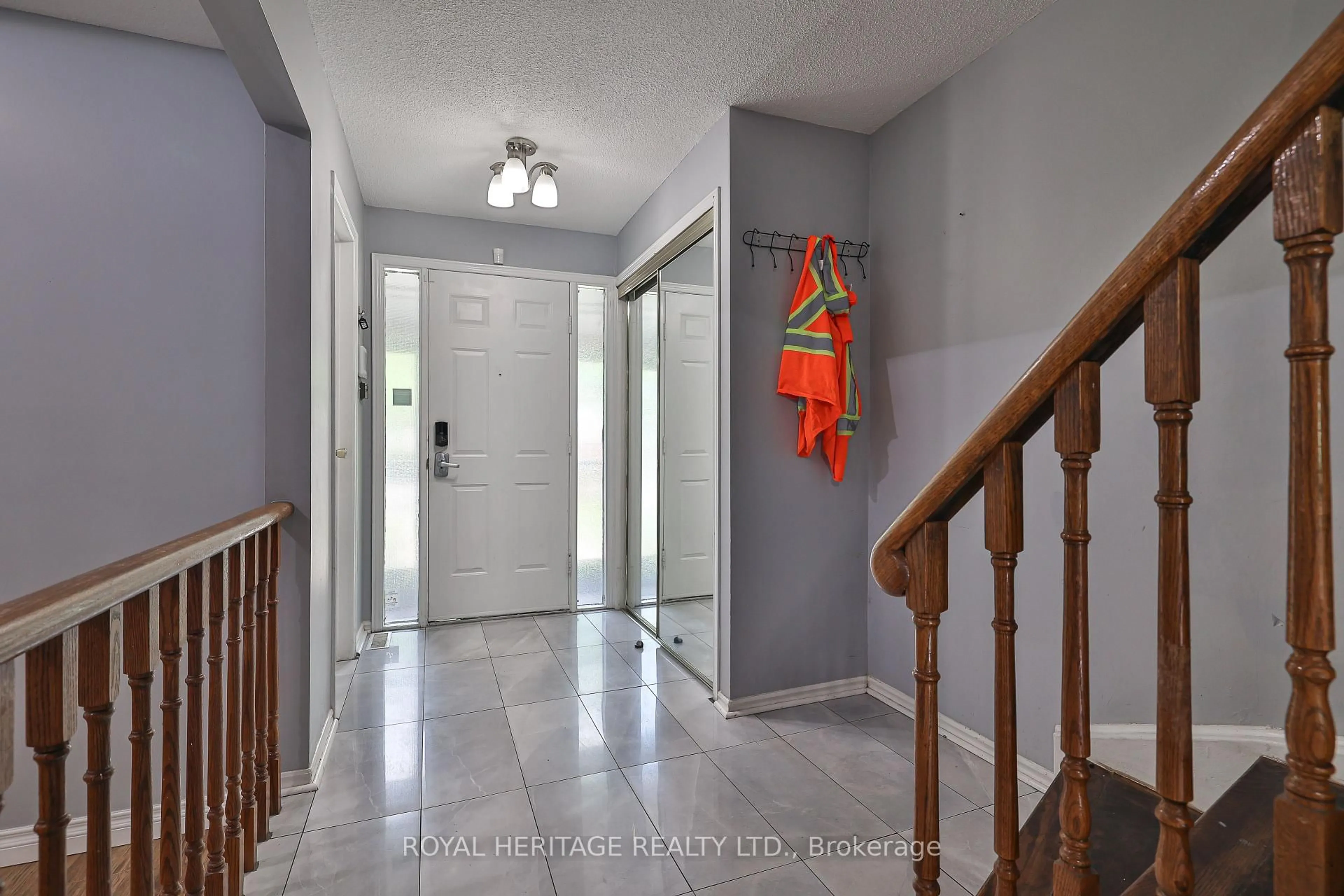 Indoor foyer for 28 Nanport St, Brampton Ontario L6S 4A3