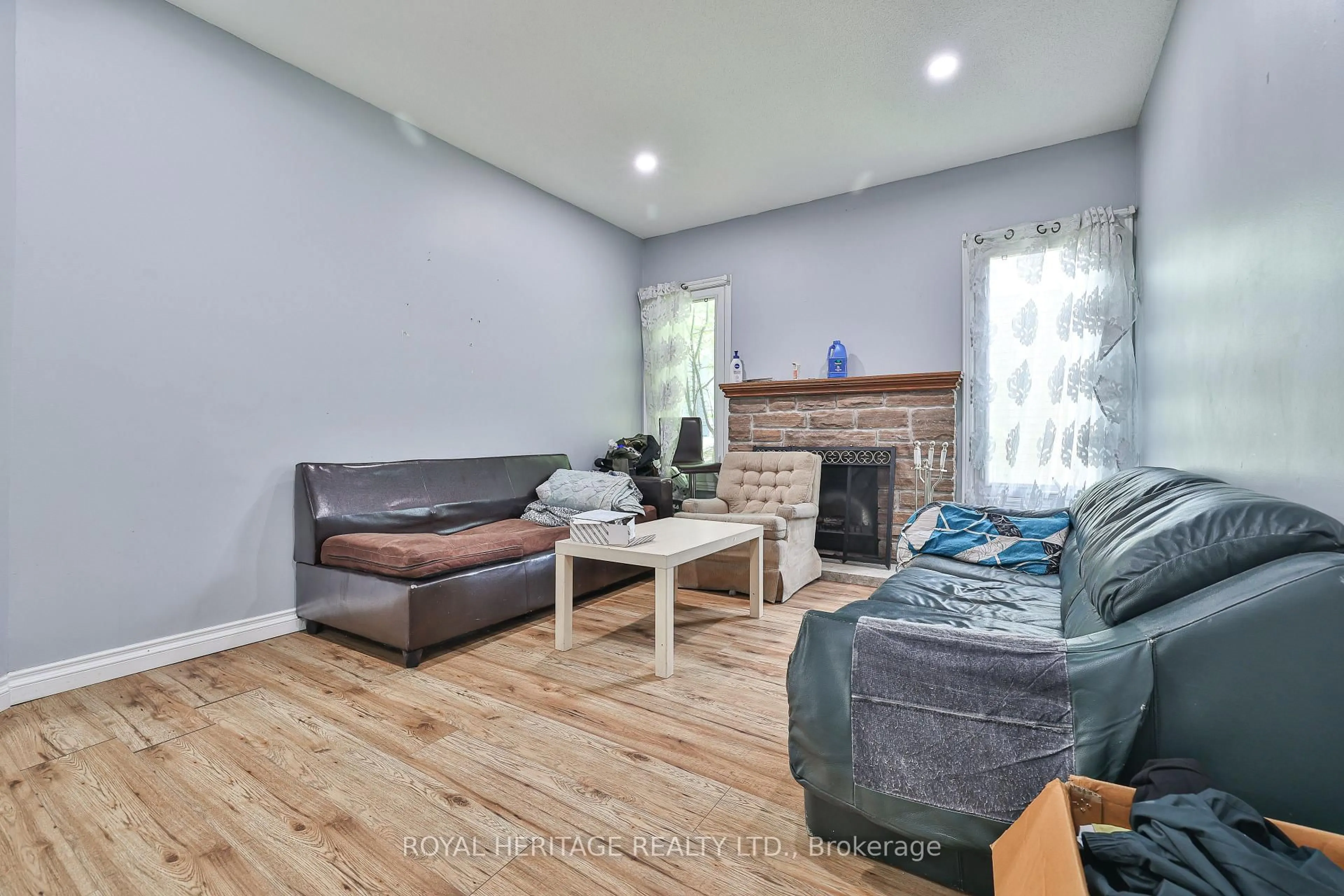 Living room with furniture, unknown for 28 Nanport St, Brampton Ontario L6S 4A3