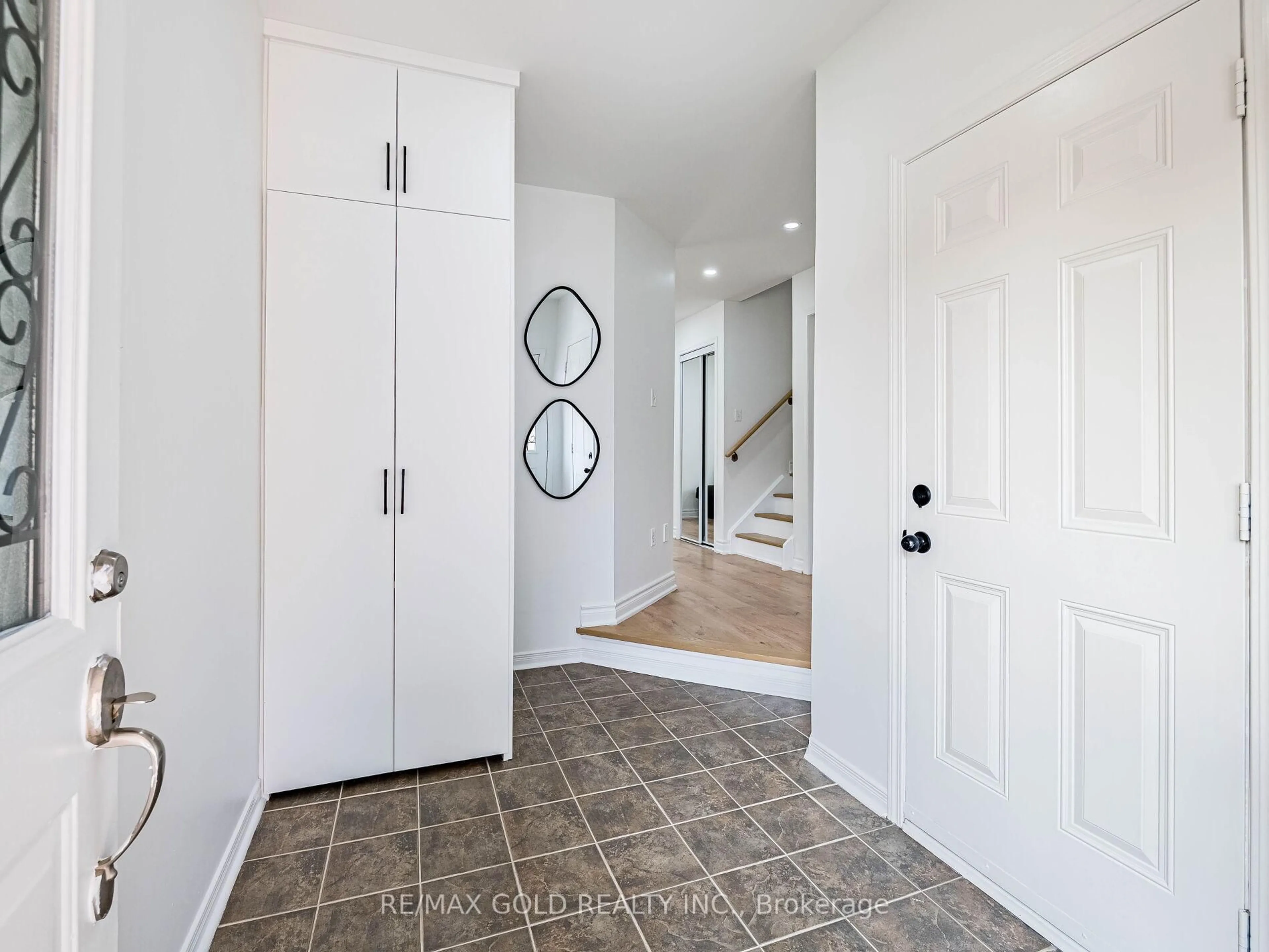 Indoor entryway for 151 Albright Rd, Brampton Ontario L6X 0J1