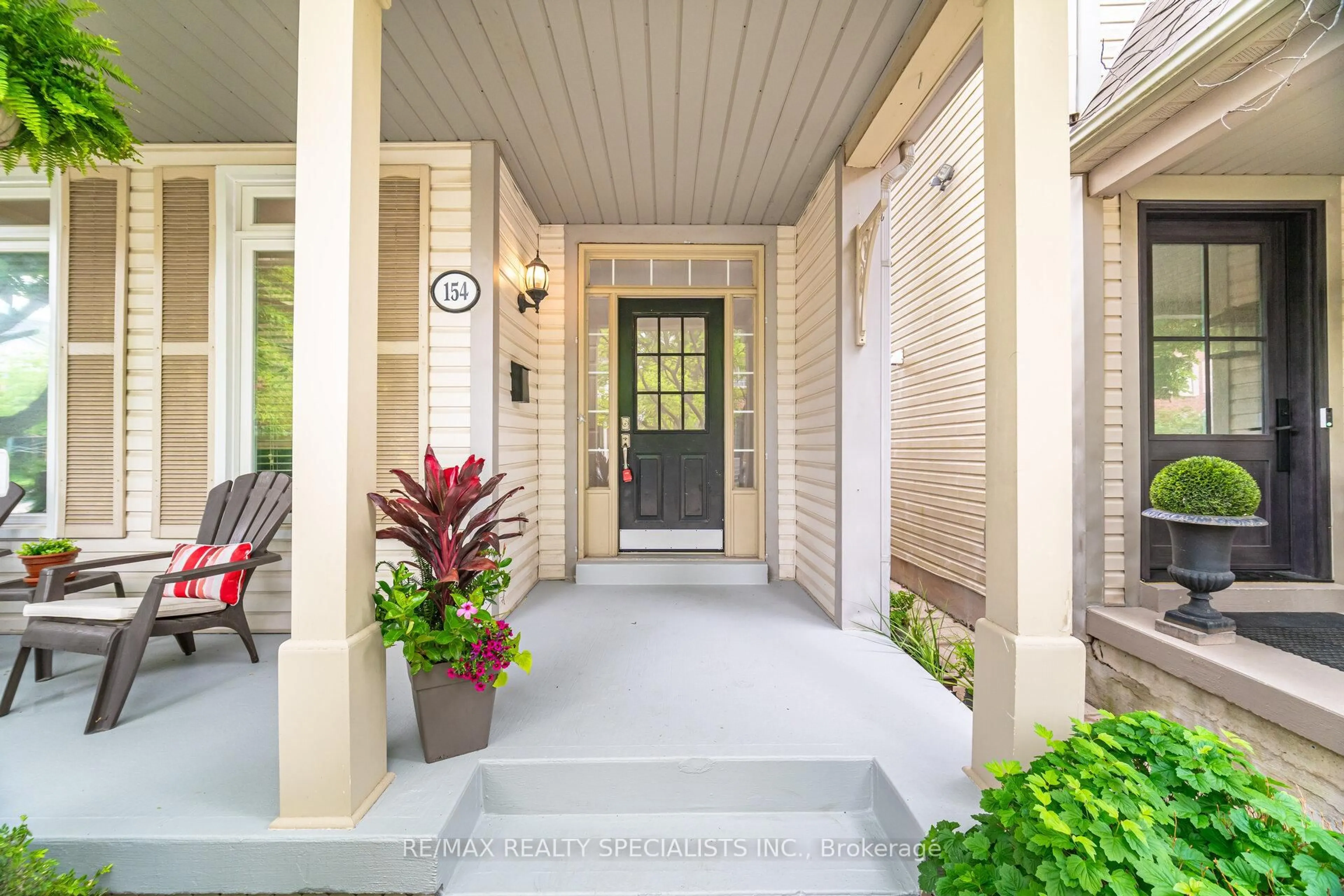 Indoor entryway for 154 Roxton Rd, Oakville Ontario L6H 6N2