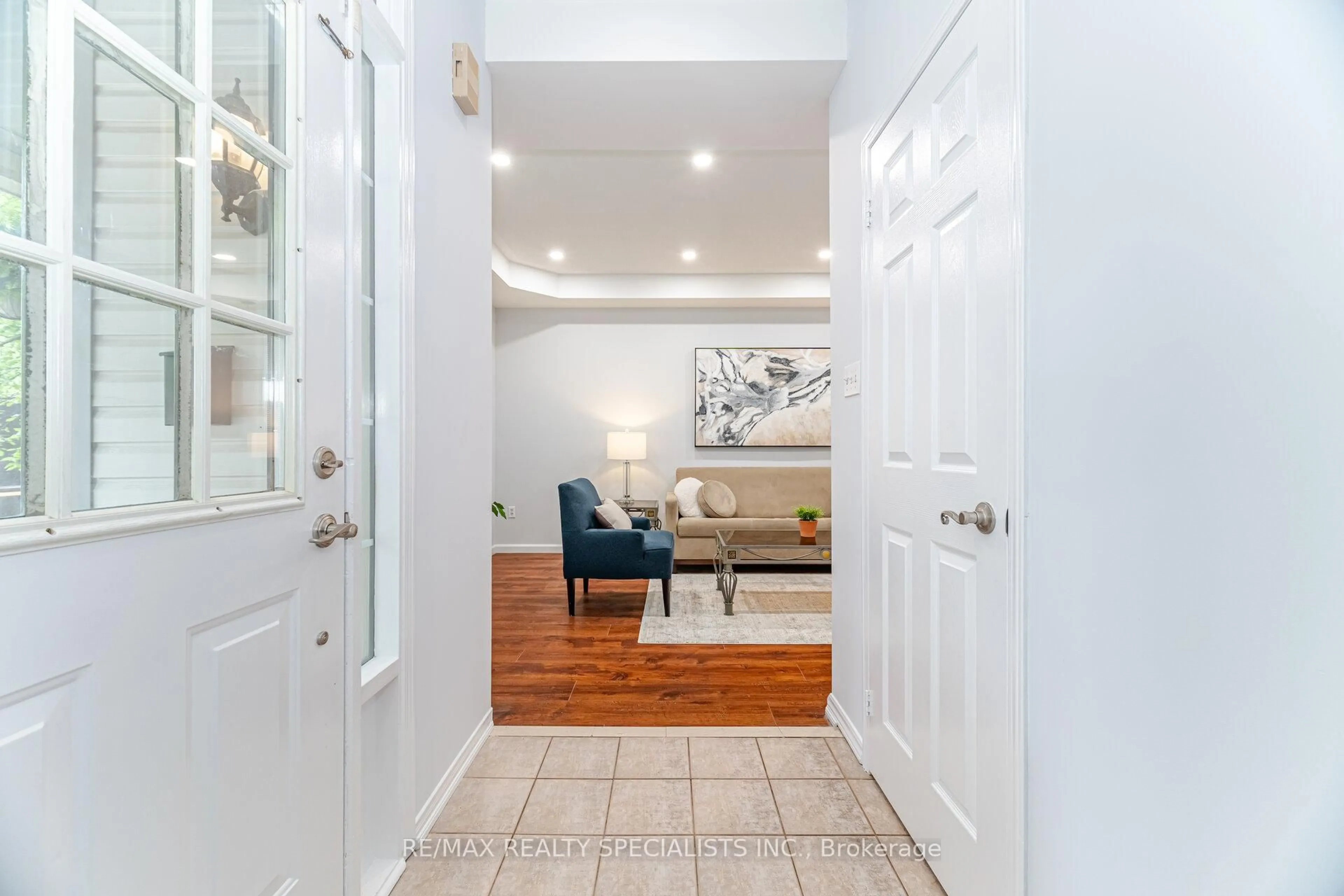 Indoor entryway for 154 Roxton Rd, Oakville Ontario L6H 6N2