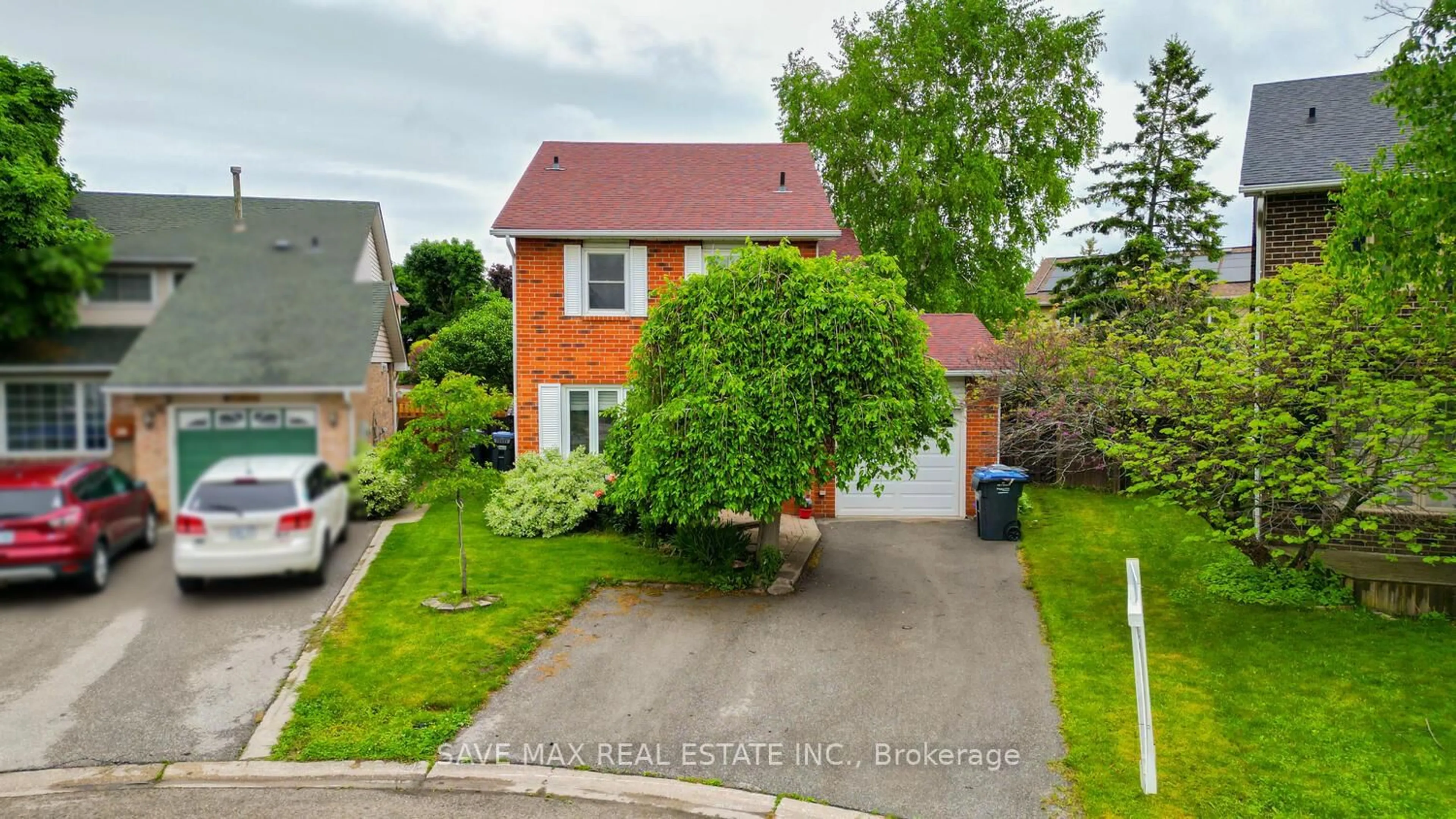 A pic from outside/outdoor area/front of a property/back of a property/a pic from drone, street for 40 Omega Sq, Brampton Ontario L6Z 1K5
