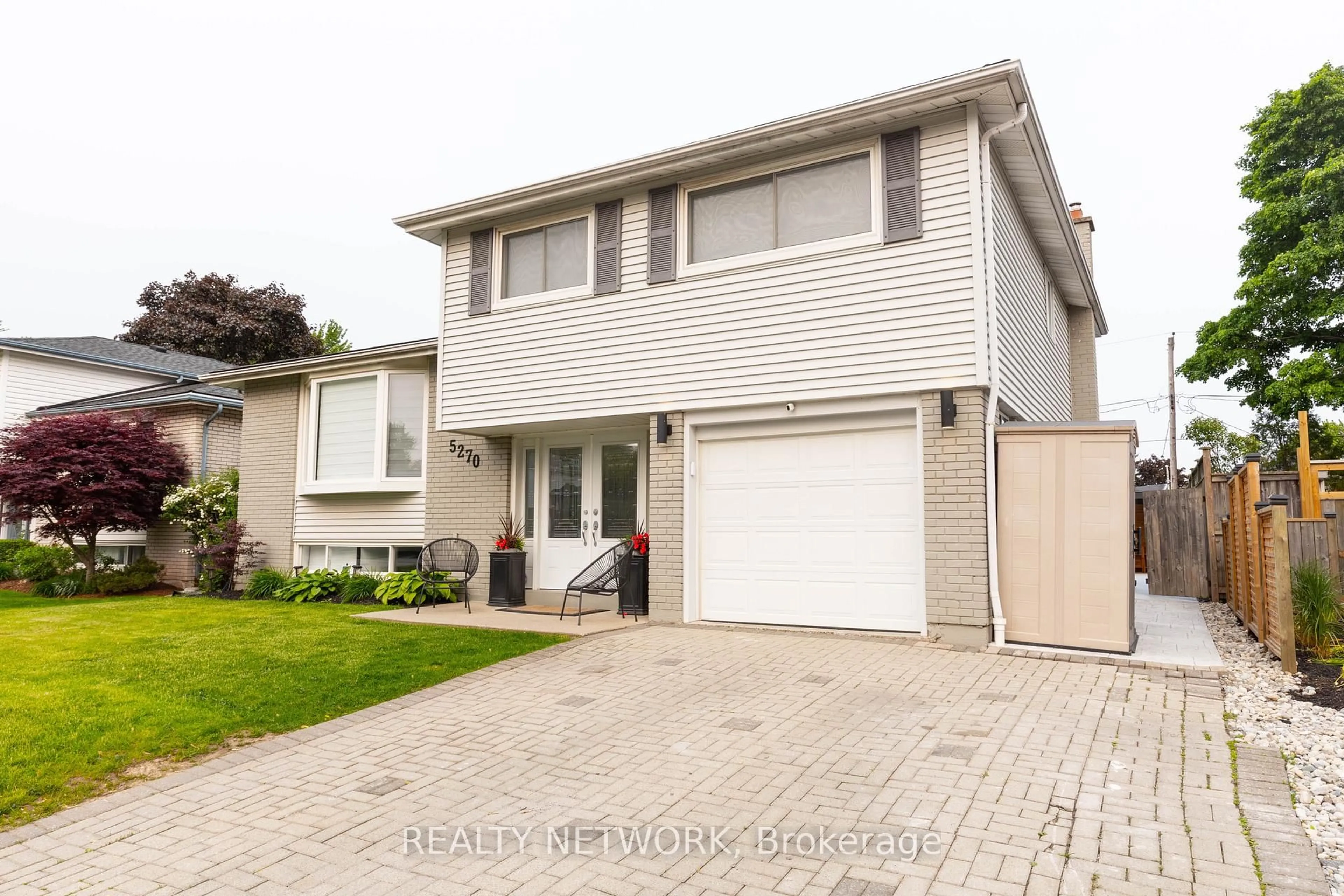 Home with vinyl exterior material, street for 5270 Cindy Lane, Burlington Ontario L7L 3Y2