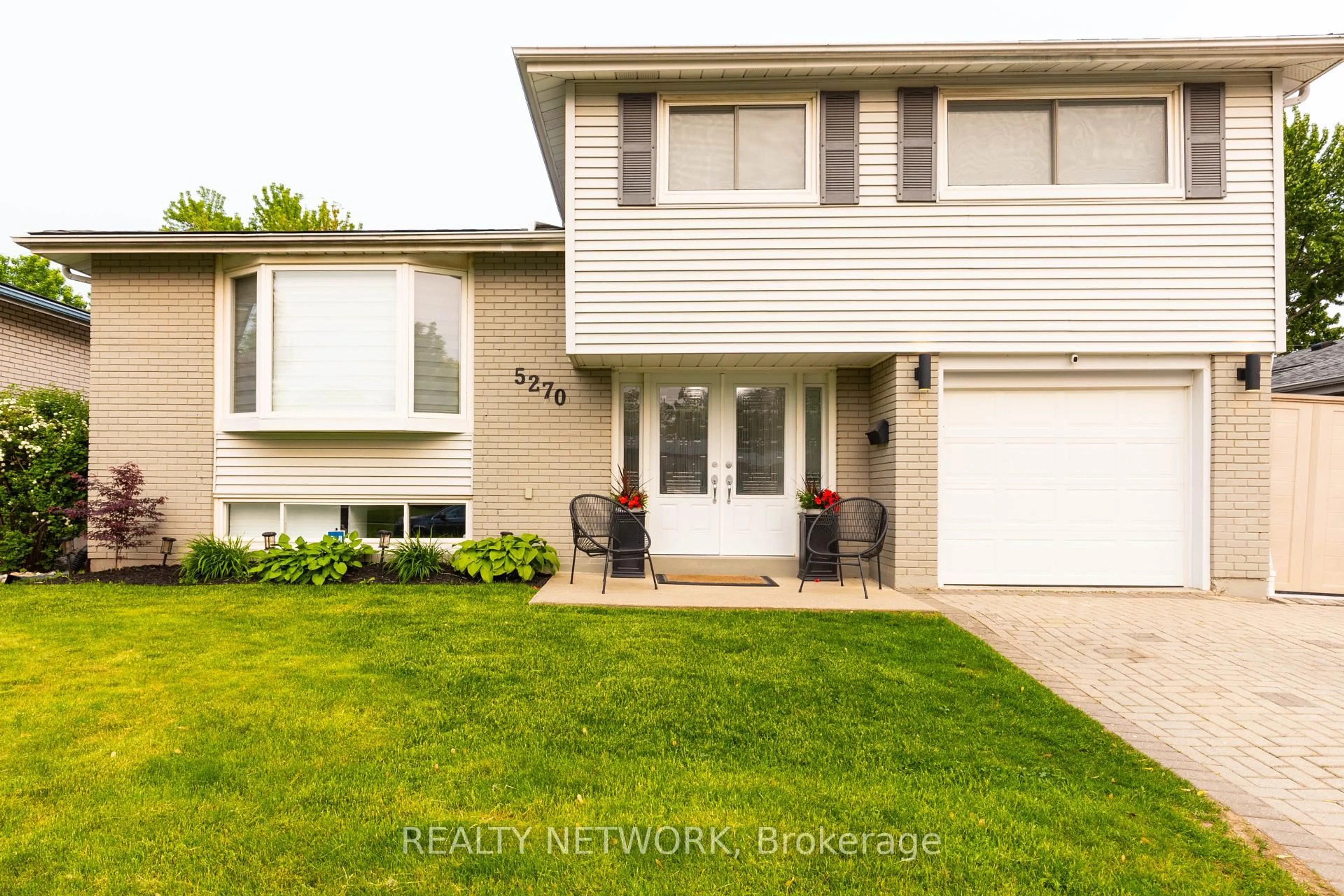 Home with vinyl exterior material, street for 5270 Cindy Lane, Burlington Ontario L7L 3Y2