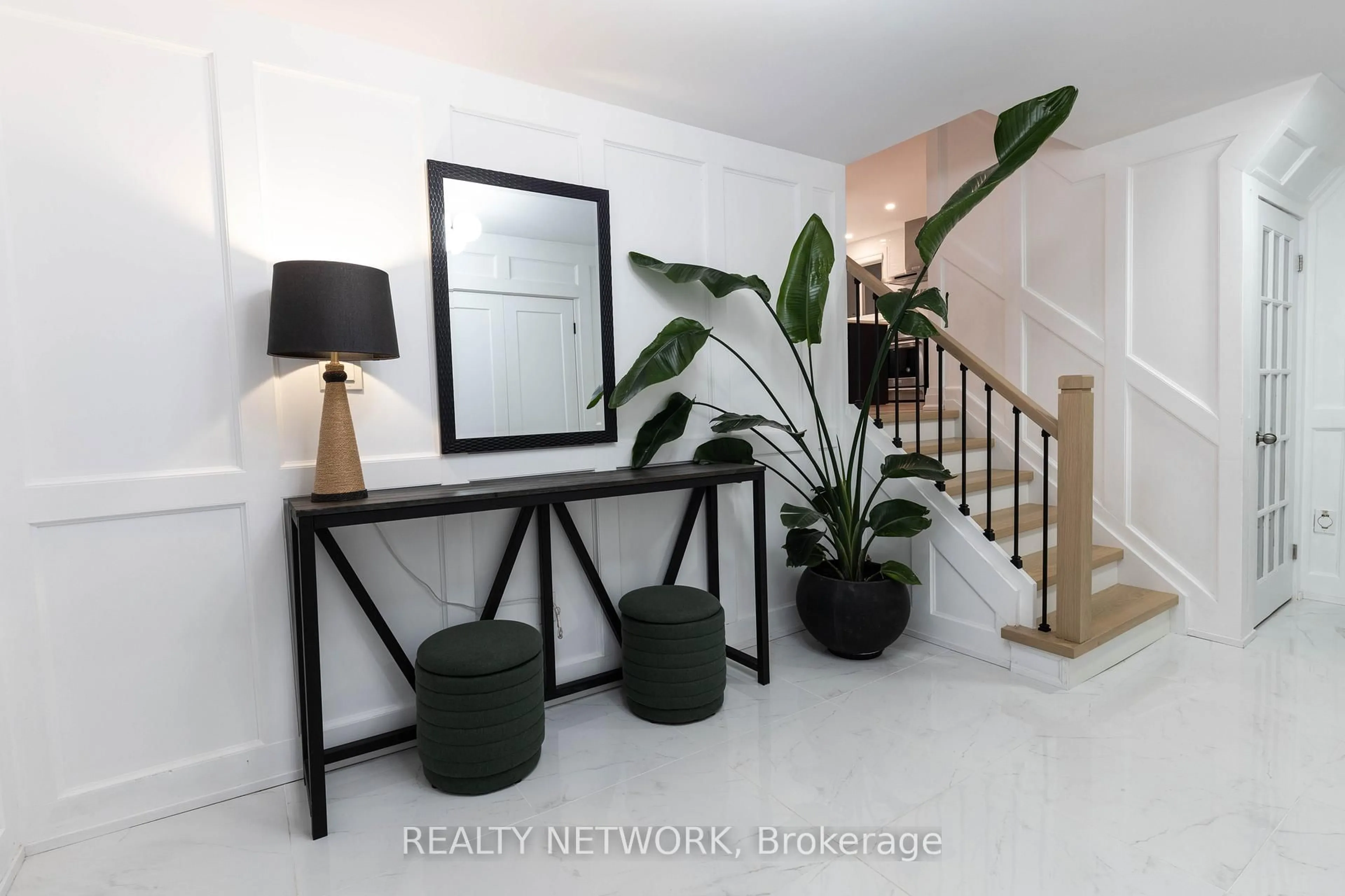 Indoor entryway for 5270 Cindy Lane, Burlington Ontario L7L 3Y2