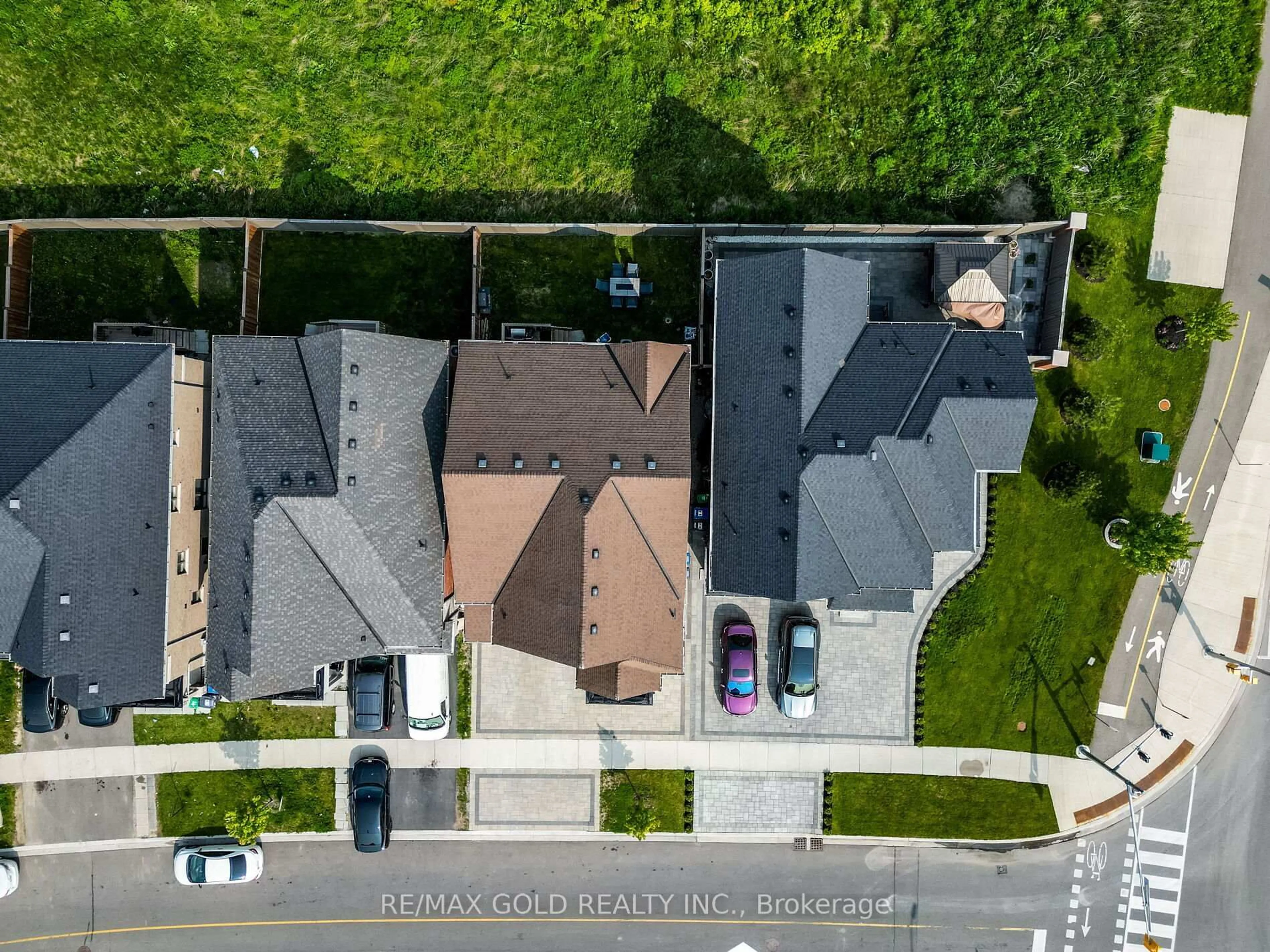 A pic from outside/outdoor area/front of a property/back of a property/a pic from drone, street for 4 Wainwright Dr, Brampton Ontario L7A 0C7