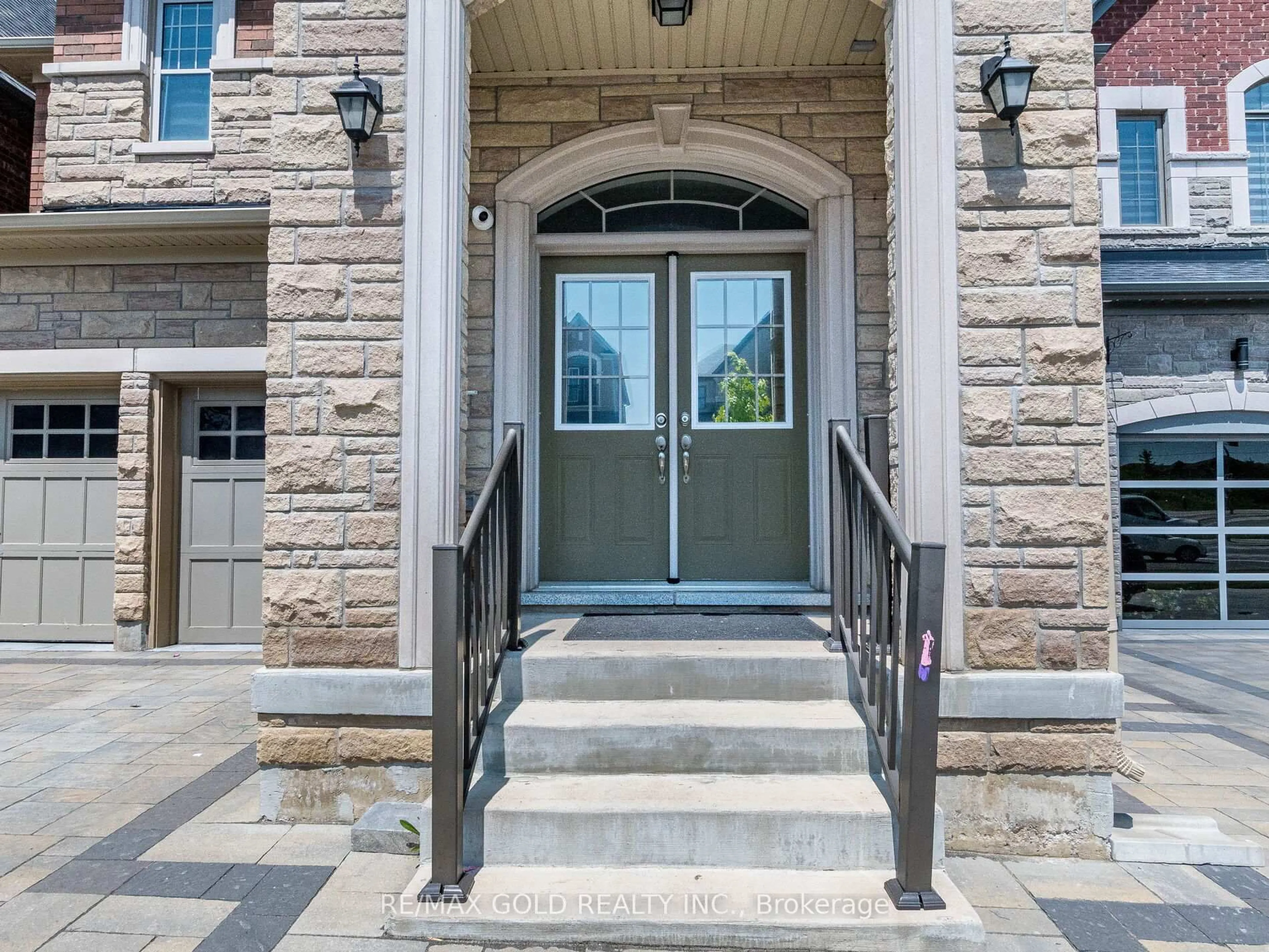 Indoor entryway for 4 Wainwright Dr, Brampton Ontario L7A 0C7