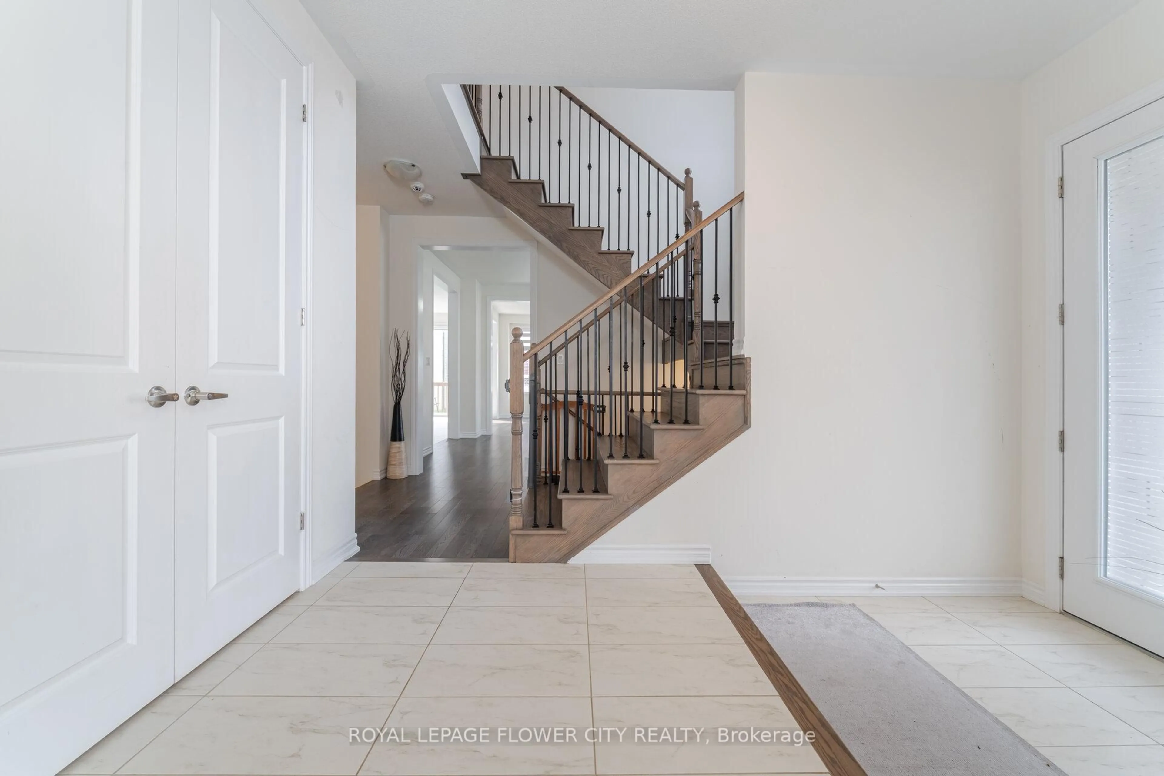 Indoor entryway for 24 Vincena Rd, Caledon Ontario L7C 4M3