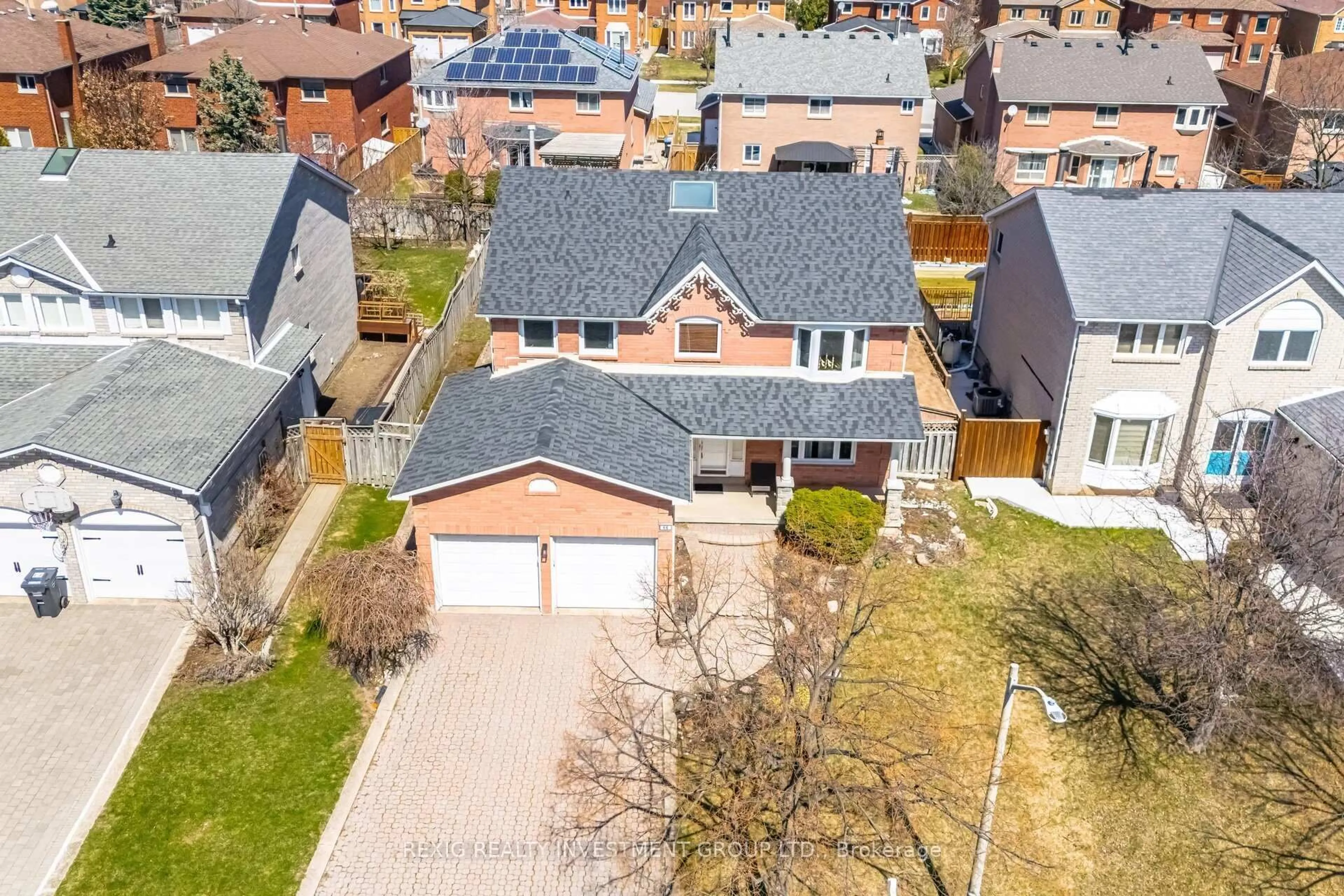 A pic from outside/outdoor area/front of a property/back of a property/a pic from drone, street for 66 Settler Crt, Brampton Ontario L6Z 4L6