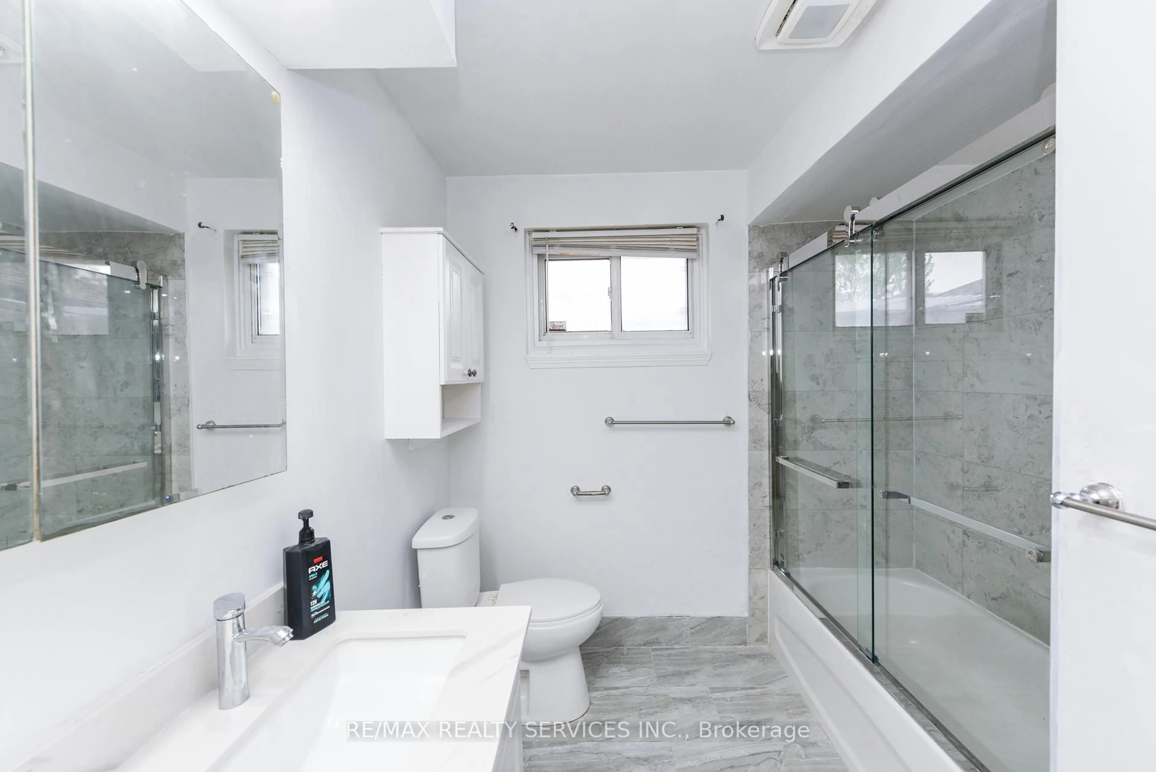 Standard bathroom, ceramic/tile floor for 24 Earlton Crt, Brampton Ontario L6T 2B8