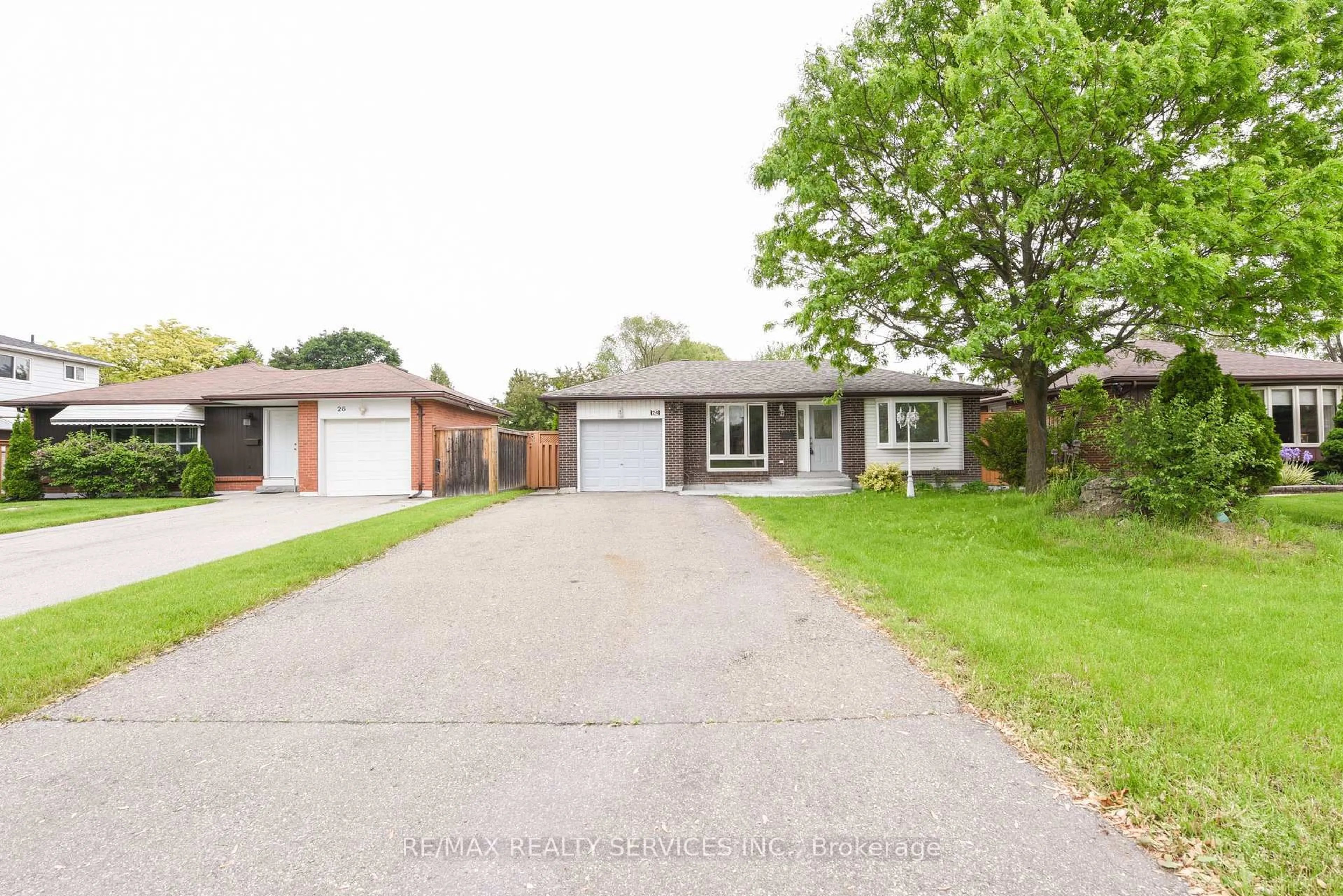 A pic from outside/outdoor area/front of a property/back of a property/a pic from drone, street for 24 Earlton Crt, Brampton Ontario L6T 2B8
