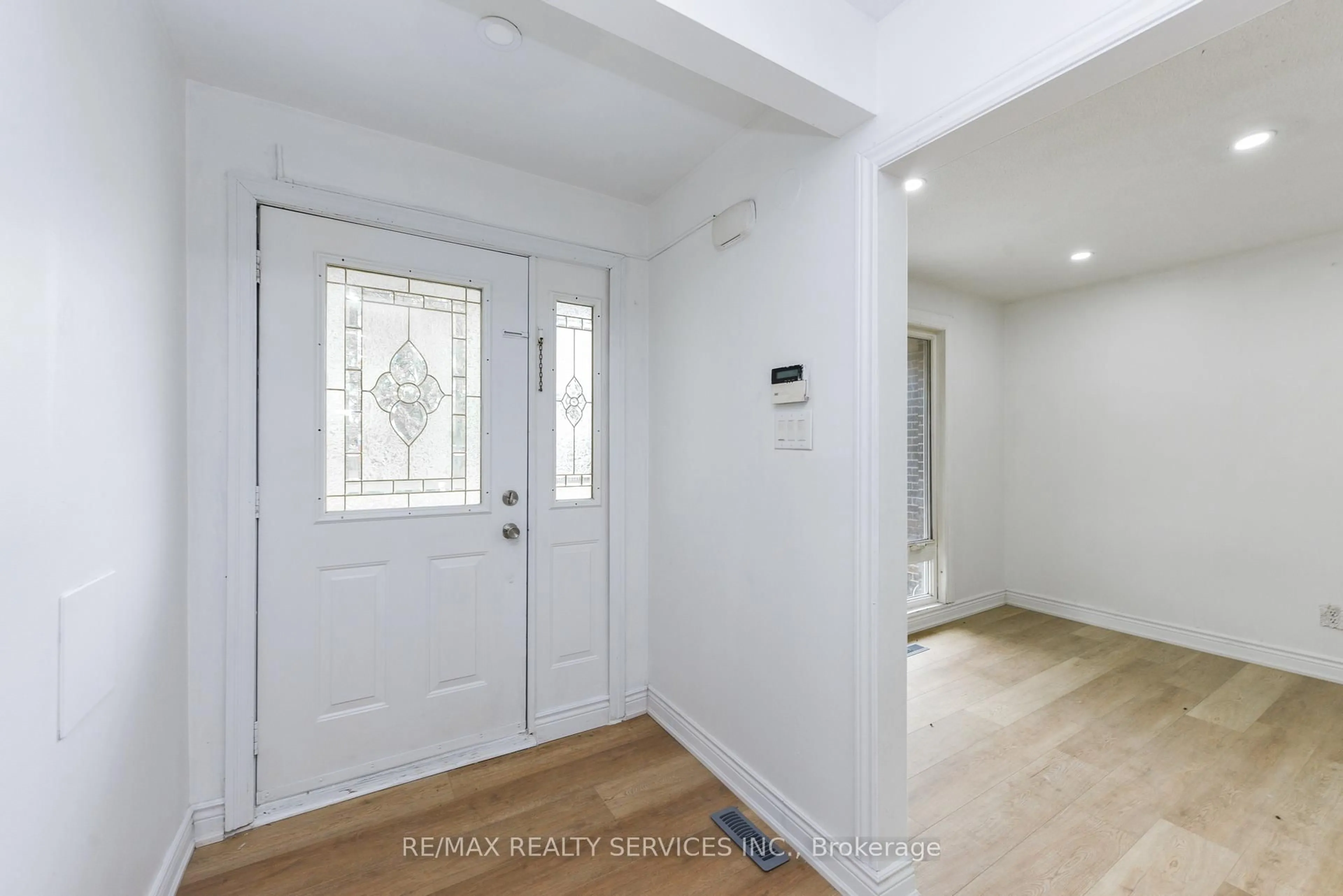 Indoor entryway for 24 Earlton Crt, Brampton Ontario L6T 2B8