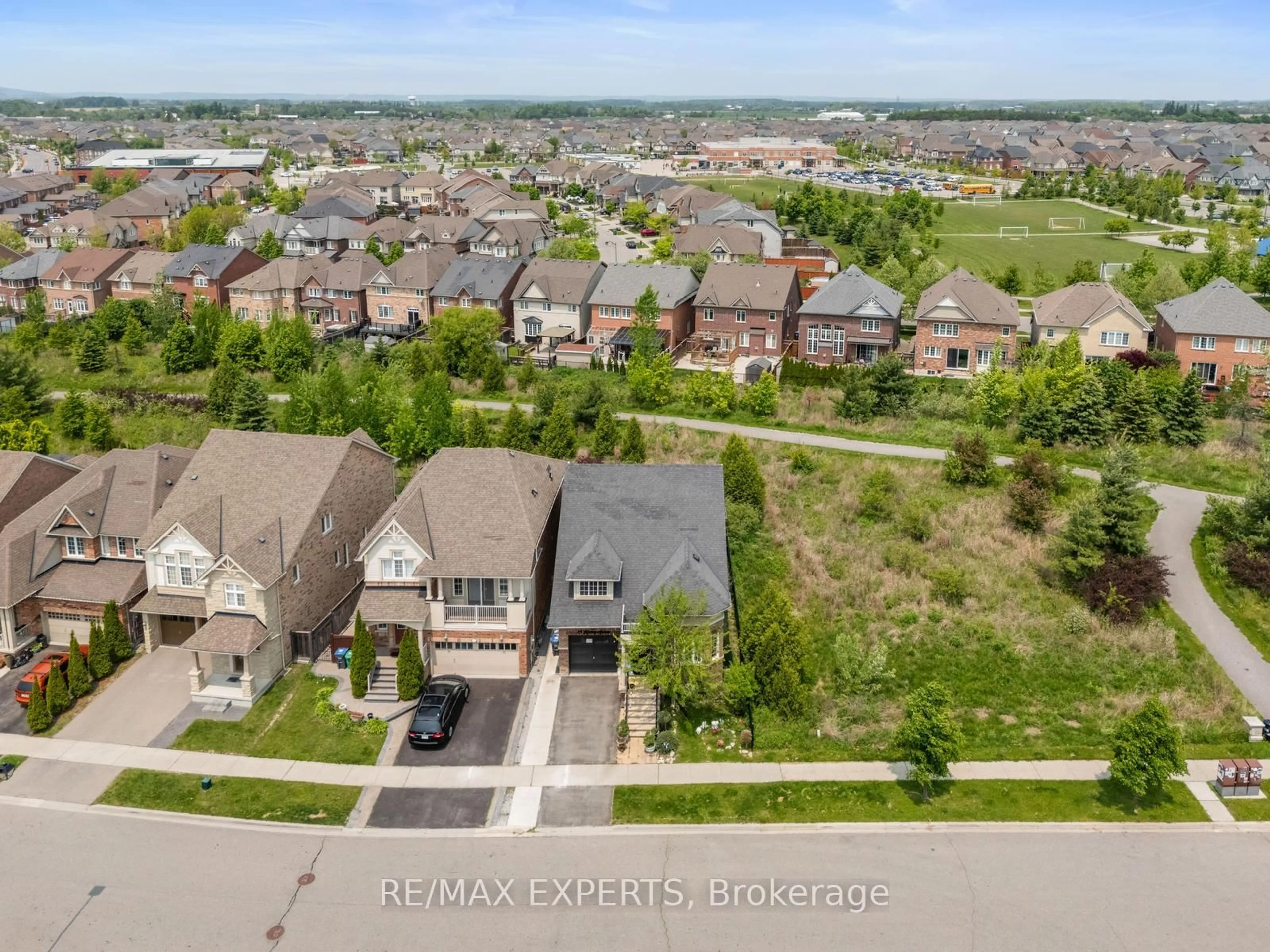 A pic from outside/outdoor area/front of a property/back of a property/a pic from drone, street for 24 Kearny Ave, Caledon Ontario L7C 3N9