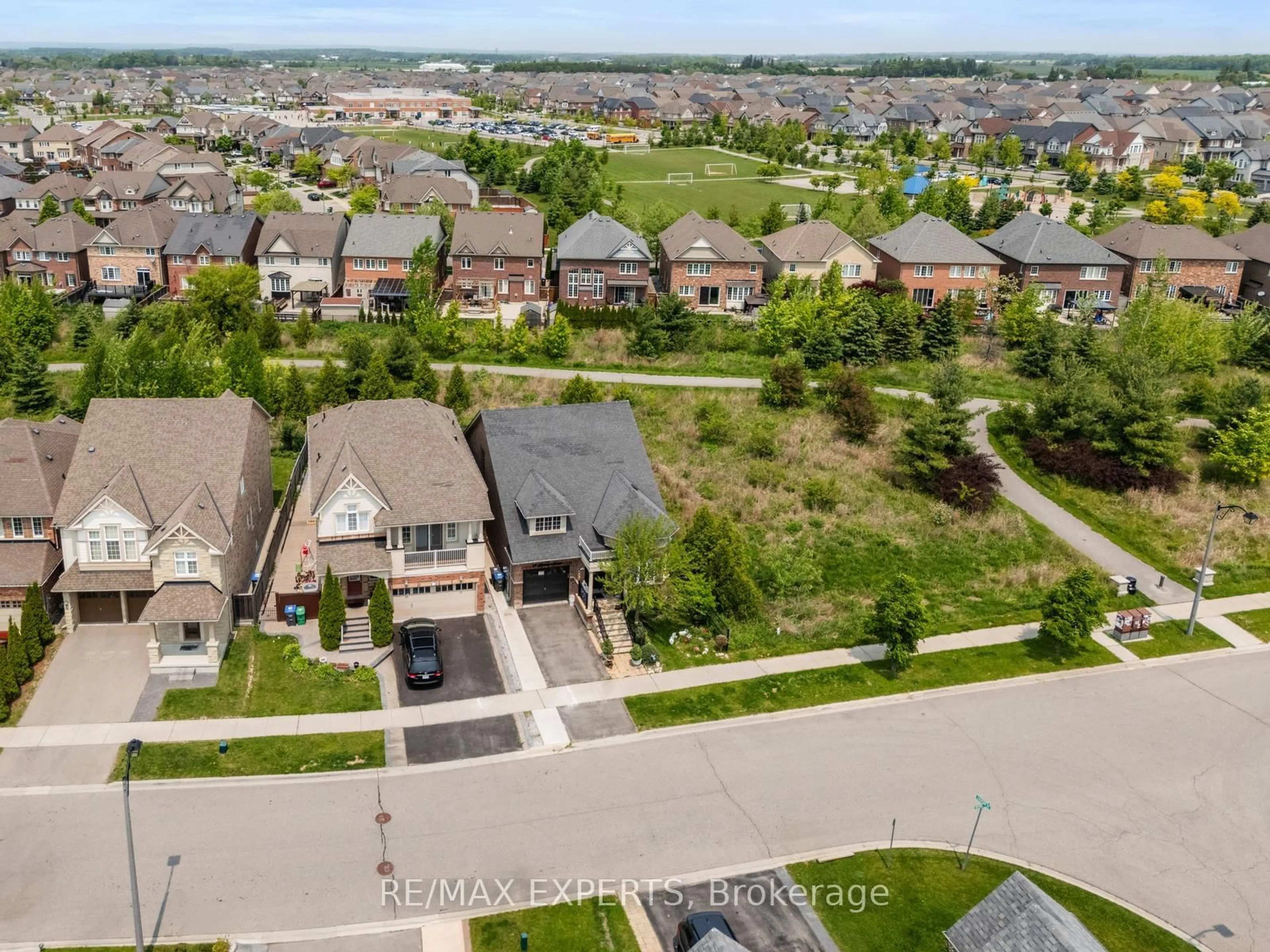 A pic from outside/outdoor area/front of a property/back of a property/a pic from drone, unknown for 24 Kearny Ave, Caledon Ontario L7C 3N9