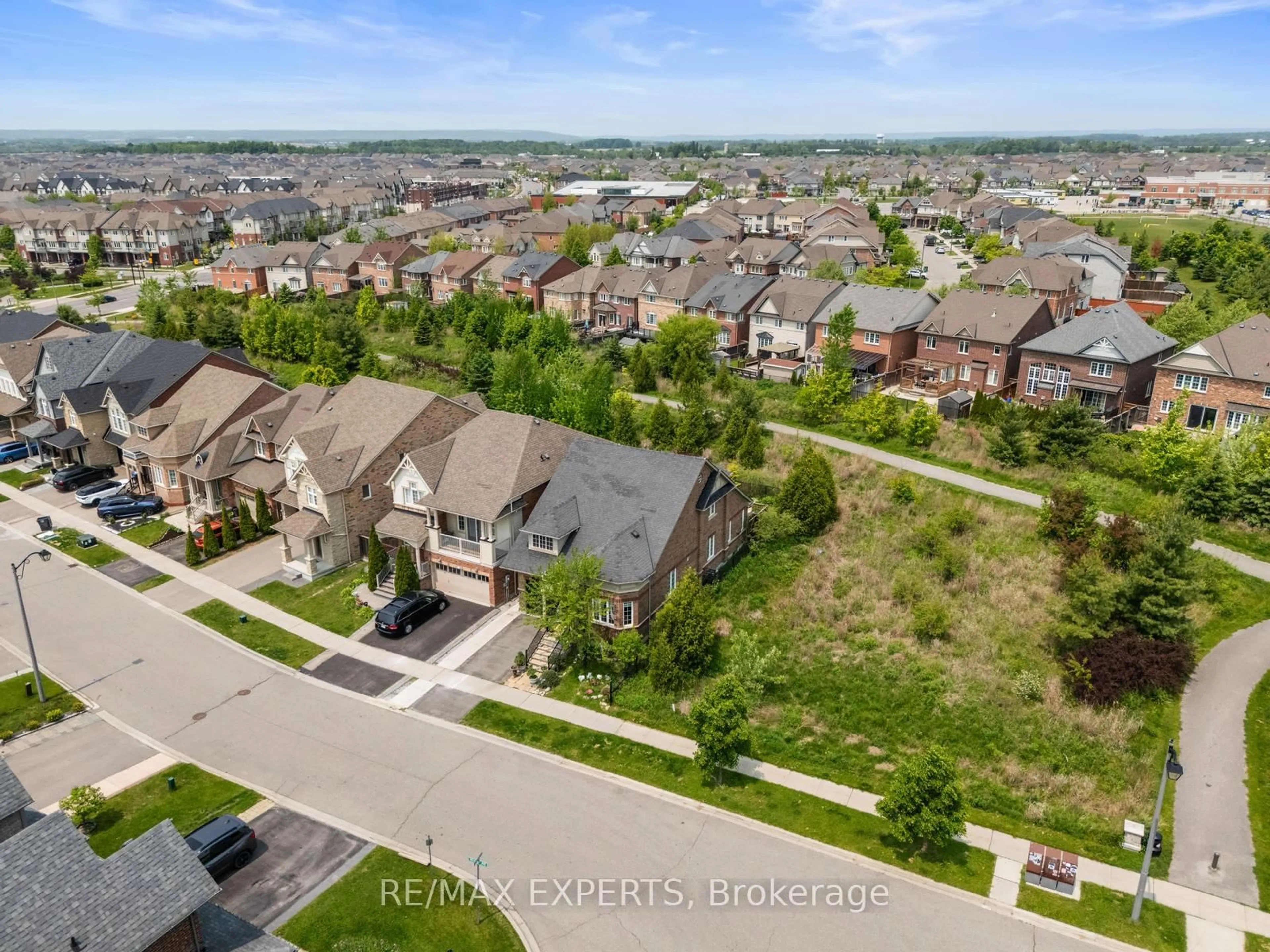 A pic from outside/outdoor area/front of a property/back of a property/a pic from drone, street for 24 Kearny Ave, Caledon Ontario L7C 3N9