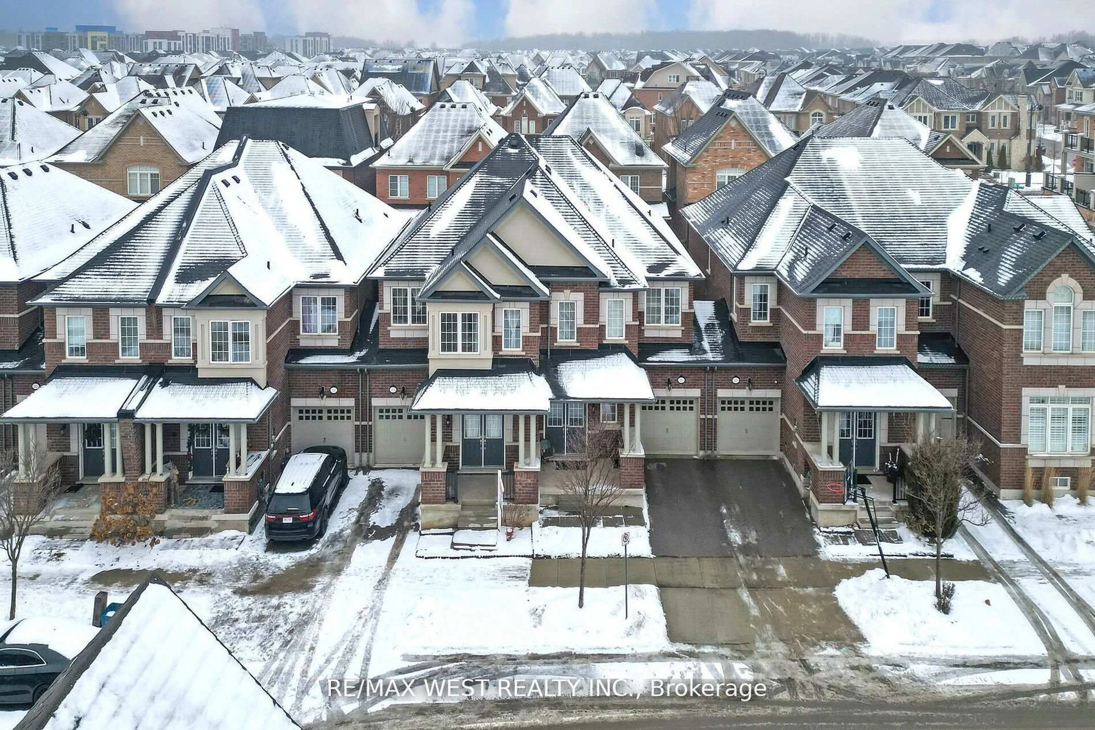 A pic from outside/outdoor area/front of a property/back of a property/a pic from drone, street for 213 Sarah Cline Dr, Oakville Ontario L6M 0T8
